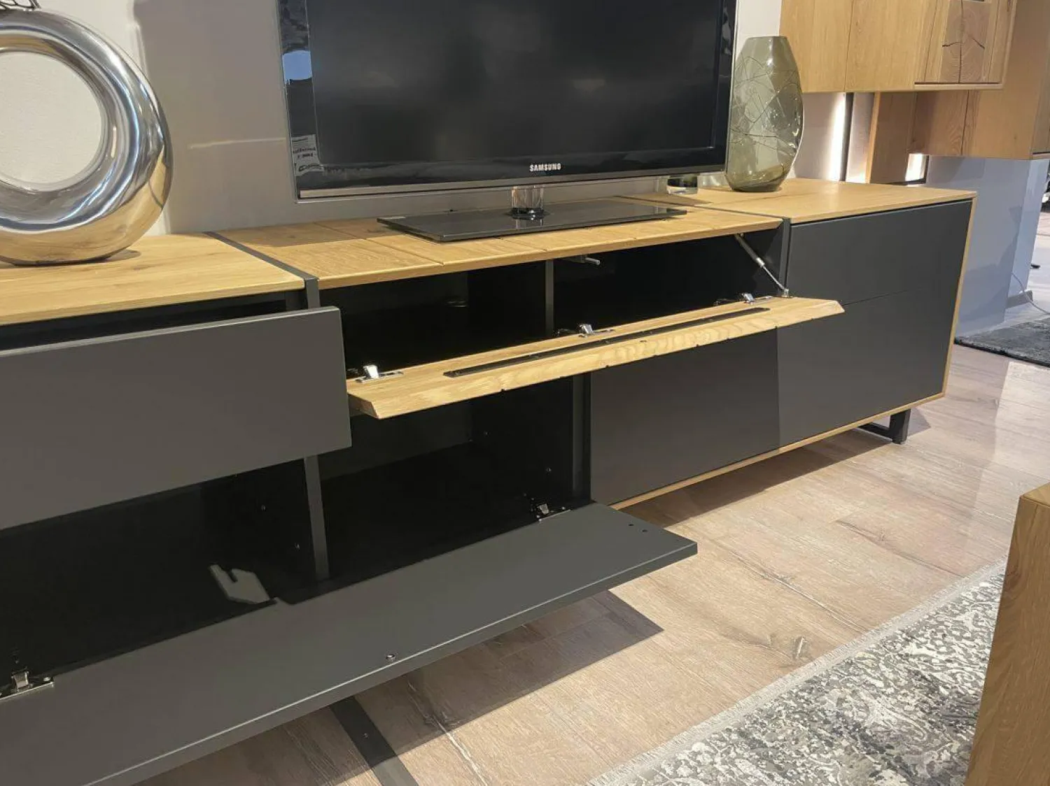 Die Hausmarke Wohnwände & Tv-Lowboards|Wohnwand 2106 Asteiche Hell Furniert Absetzung Mattlack Schiefer Anthrazit Inklusive LED Beleuchtung