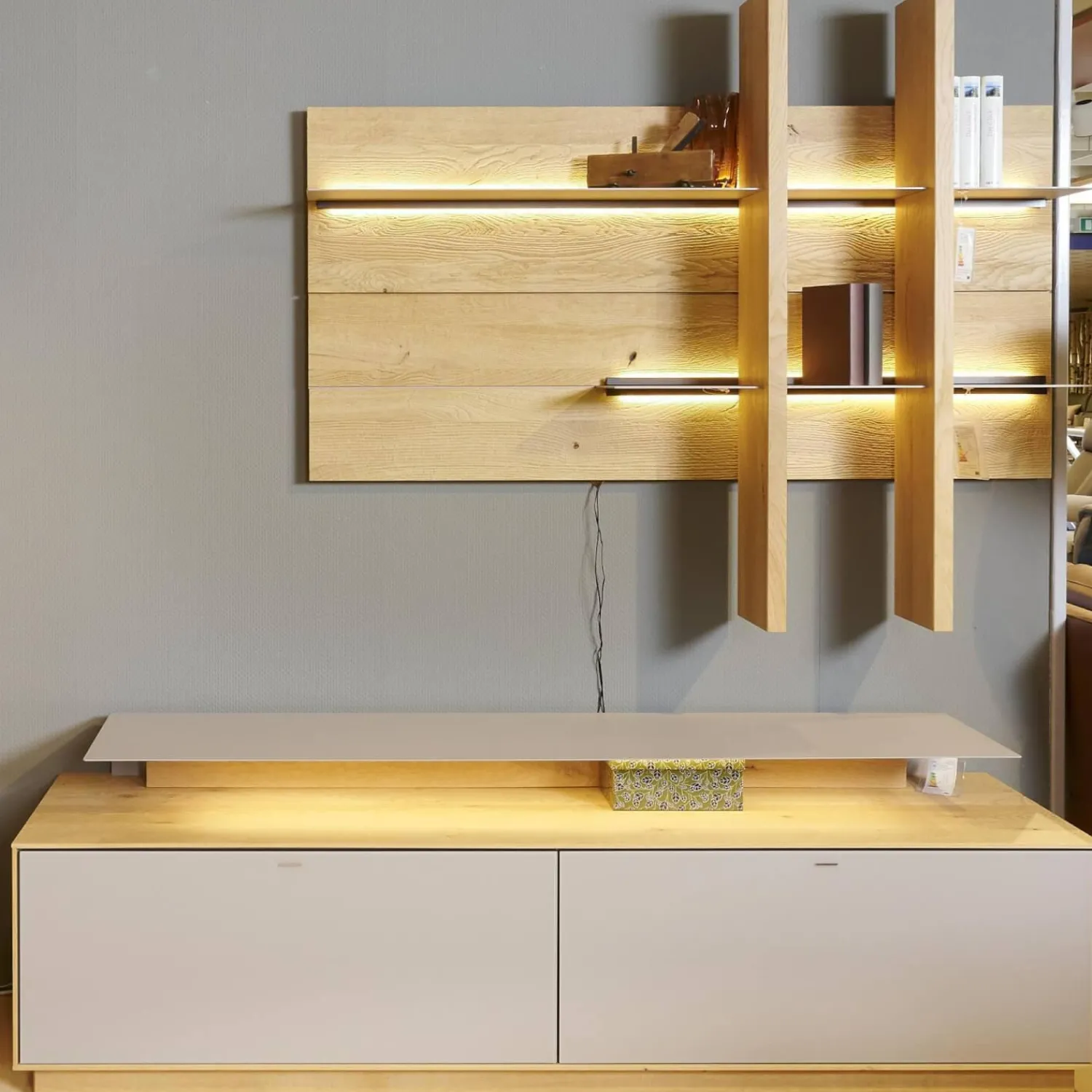 Hartmann Wohnwände & Tv-Lowboards|Wohnwand 2001 Kerneiche Natur Gebürstet Absetzungen Mattglas Naturgrau Mit Beleuchtung