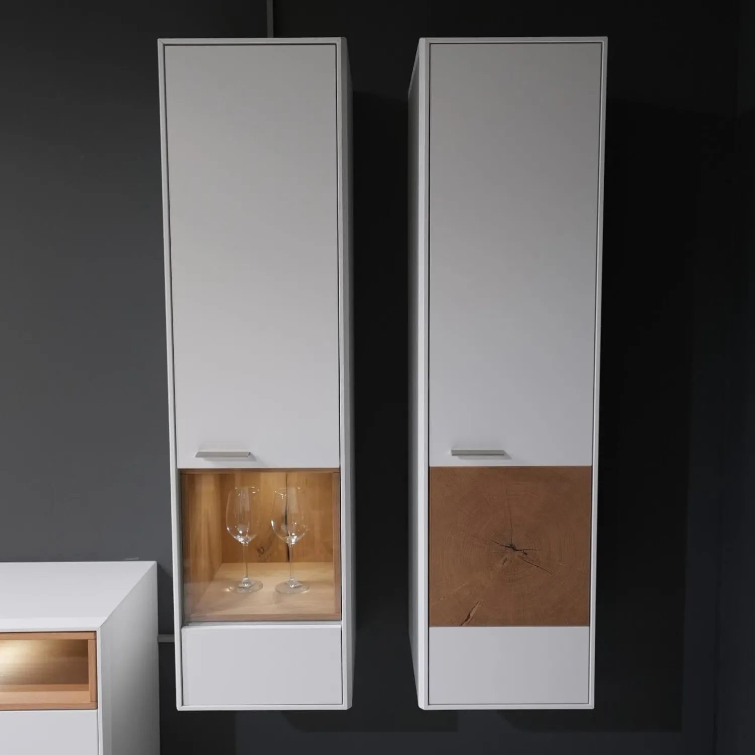 Die Hausmarke Wohnwände & Tv-Lowboards|Wohnwand 2102 Mit Sideboard Und 2 Hängevitrinen Mattlack Weiß Matt Asteiche Hell Furniert