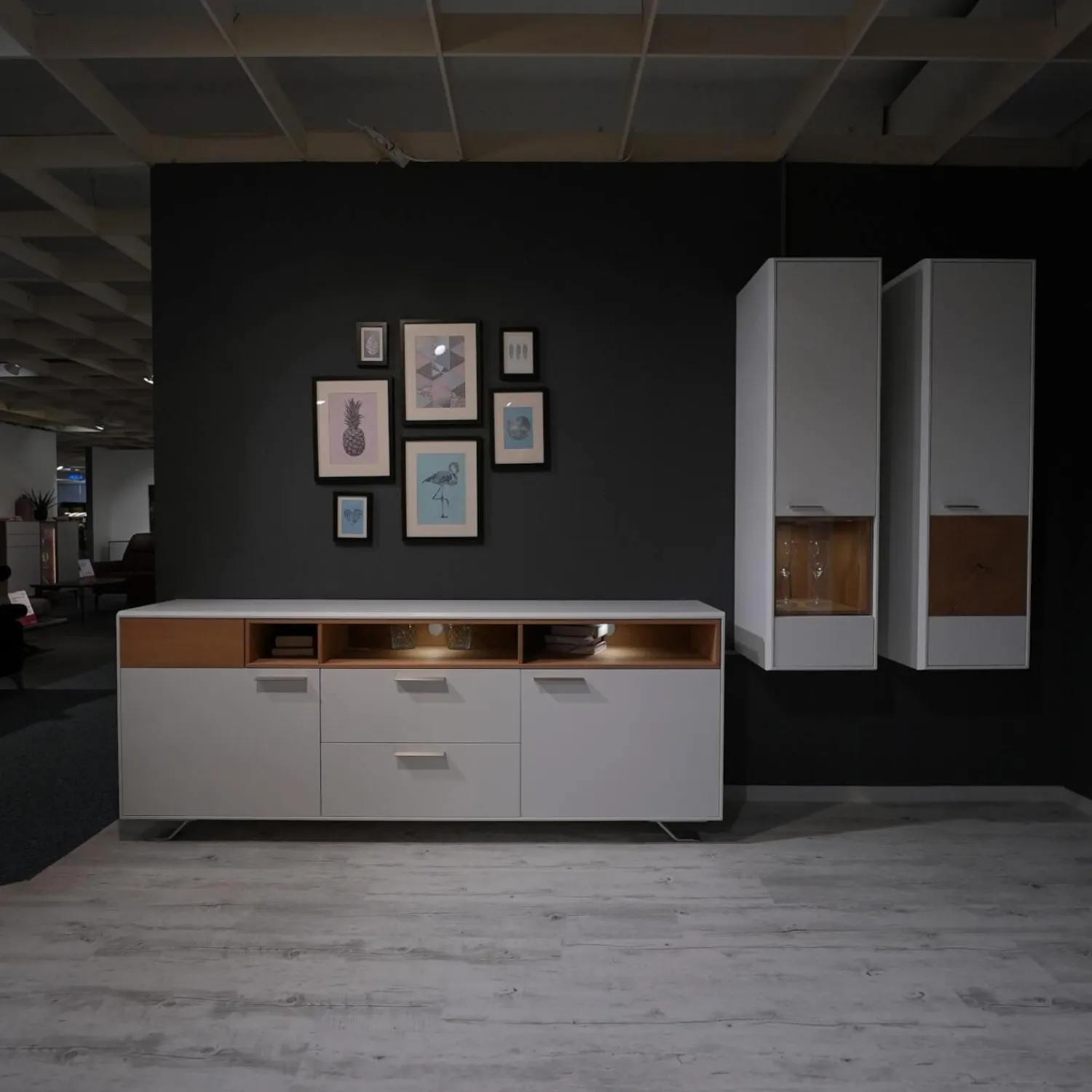 Die Hausmarke Wohnwände & Tv-Lowboards|Wohnwand 2102 Mit Sideboard Und 2 Hängevitrinen Mattlack Weiß Matt Asteiche Hell Furniert