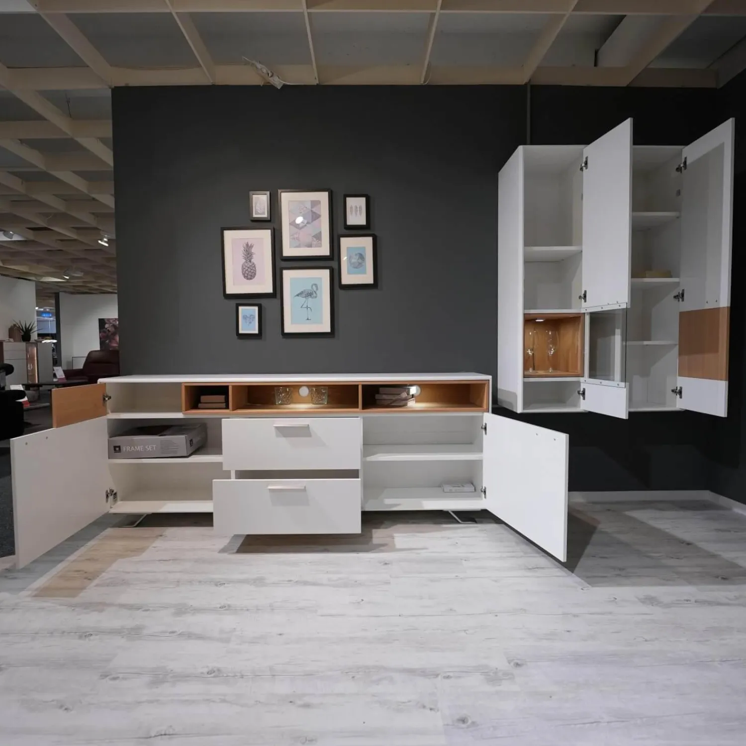 Die Hausmarke Wohnwände & Tv-Lowboards|Wohnwand 2102 Mit Sideboard Und 2 Hängevitrinen Mattlack Weiß Matt Asteiche Hell Furniert