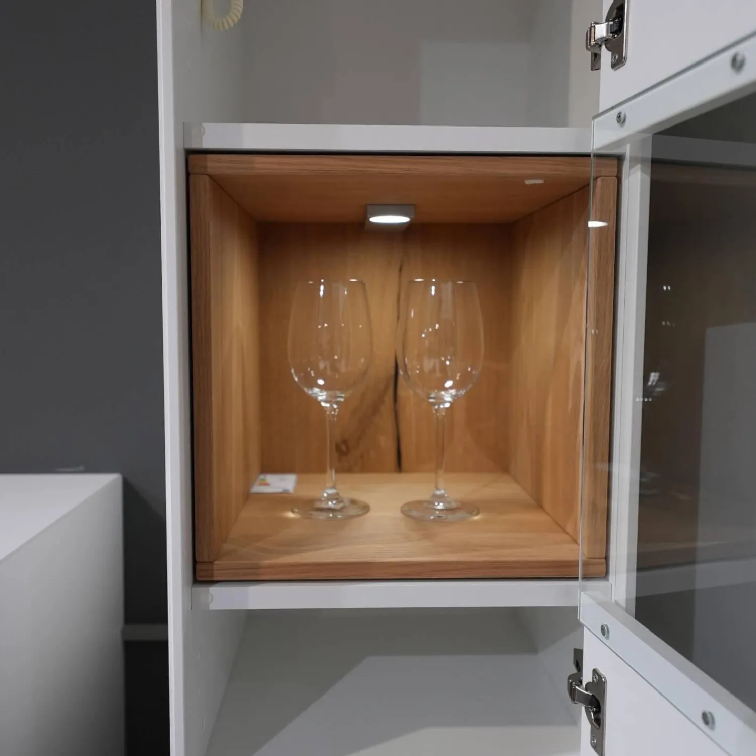 Die Hausmarke Wohnwände & Tv-Lowboards|Wohnwand 2102 Mit Sideboard Und 2 Hängevitrinen Mattlack Weiß Matt Asteiche Hell Furniert