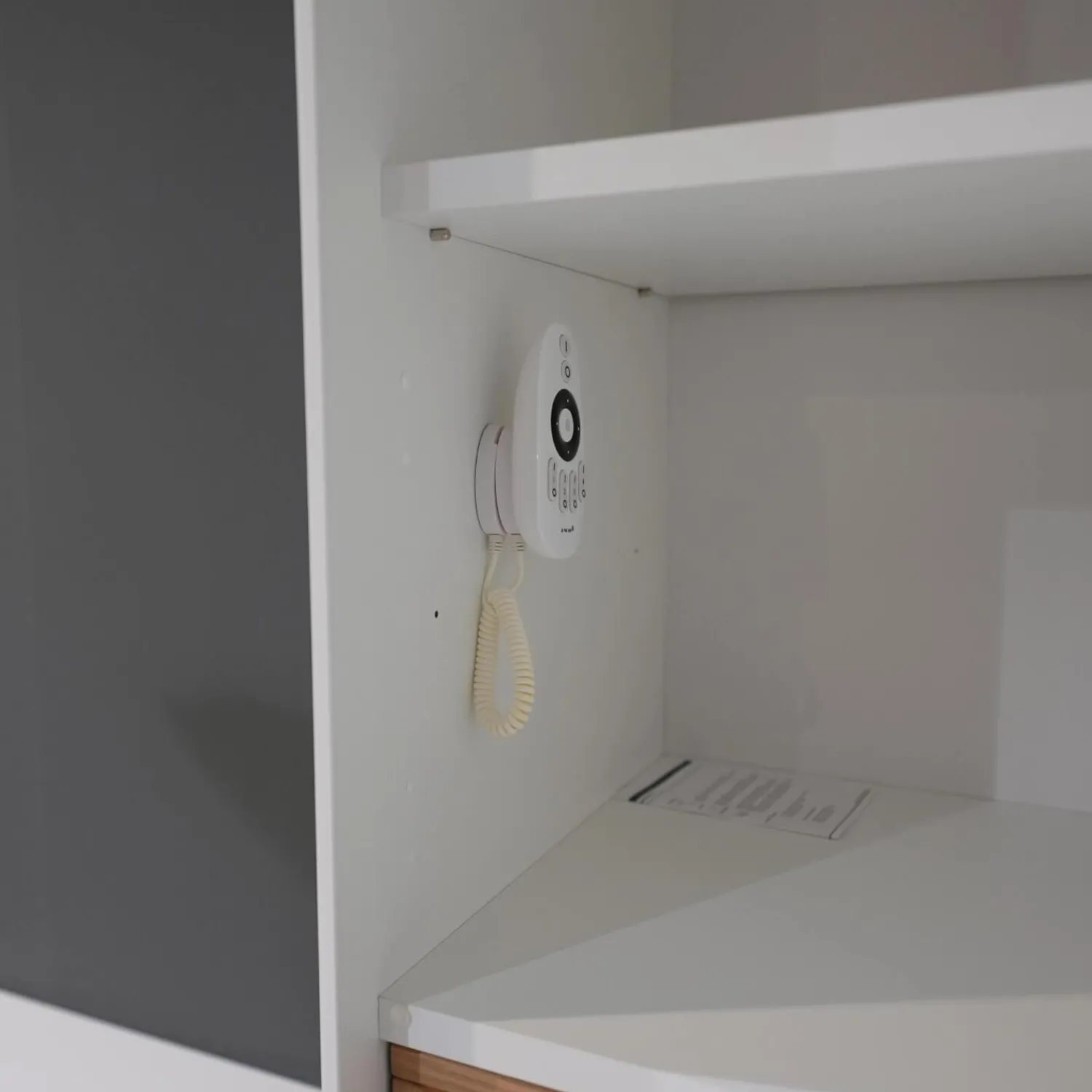 Die Hausmarke Wohnwände & Tv-Lowboards|Wohnwand 2102 Mit Sideboard Und 2 Hängevitrinen Mattlack Weiß Matt Asteiche Hell Furniert