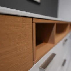 Die Hausmarke Wohnwände & Tv-Lowboards|Wohnwand 2102 Mit Sideboard Und 2 Hängevitrinen Mattlack Weiß Matt Asteiche Hell Furniert