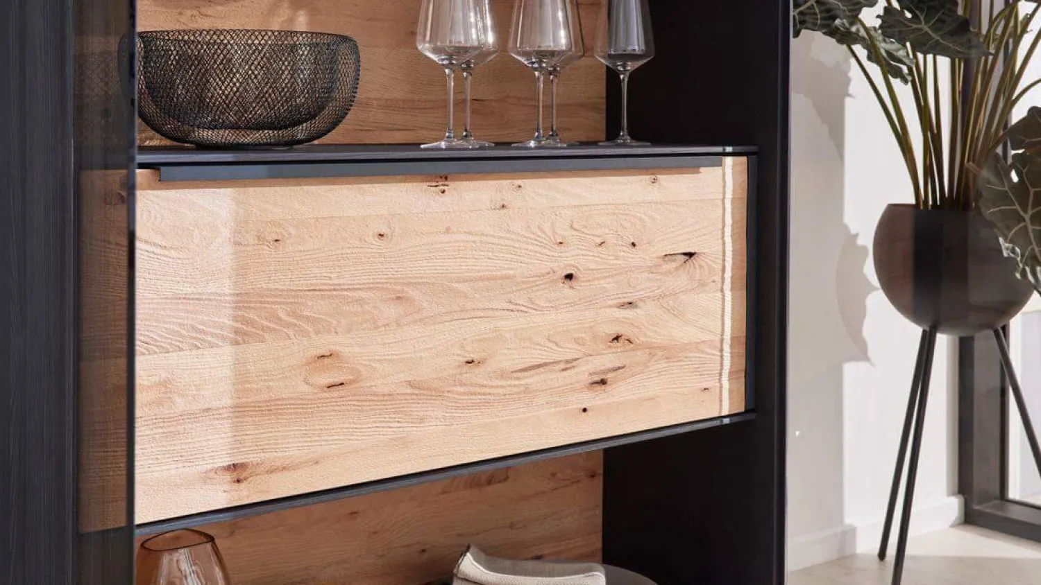 Hartmann Wohnwände & Tv-Lowboards|Wohnwand 2026 Riffbuche Massiv Absetzung Kernesche Gebürstet Anthrazit Gebeizt Inklusive Beleuchtung