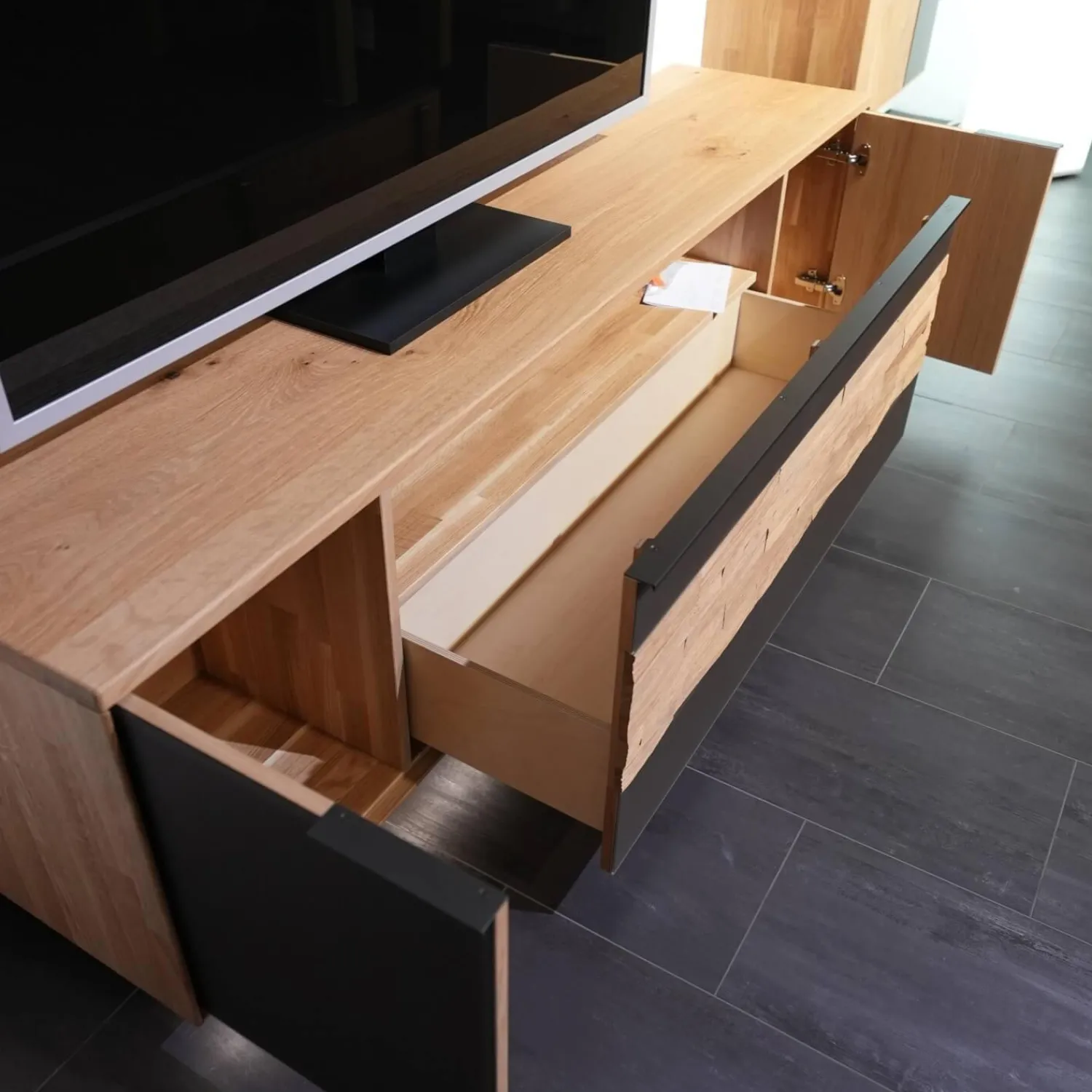 Wöstmann Wohnwände & Tv-Lowboards|Wohnwand 2009 1S Wildeiche Massiv Soft Gebürstet Mattglas Cubanit / Magnolie / Schlamm