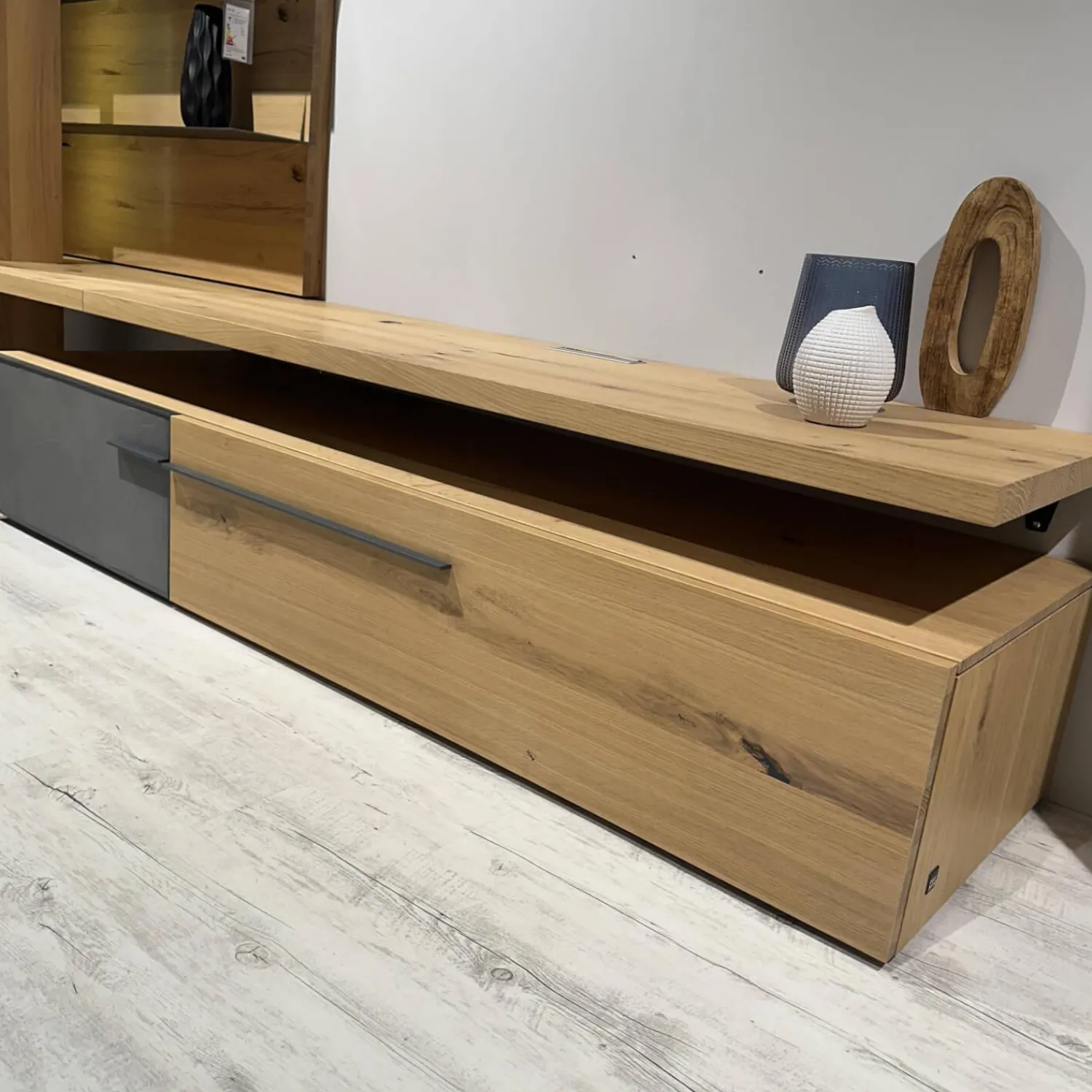 Voglauer Wohnwände & Tv-Lowboards|Wohnwand 2004 Wildeiche Rustiko Schwarz Und Echtholzfurnier Griff Aluminium Anthrazit Mit Beleuchtung