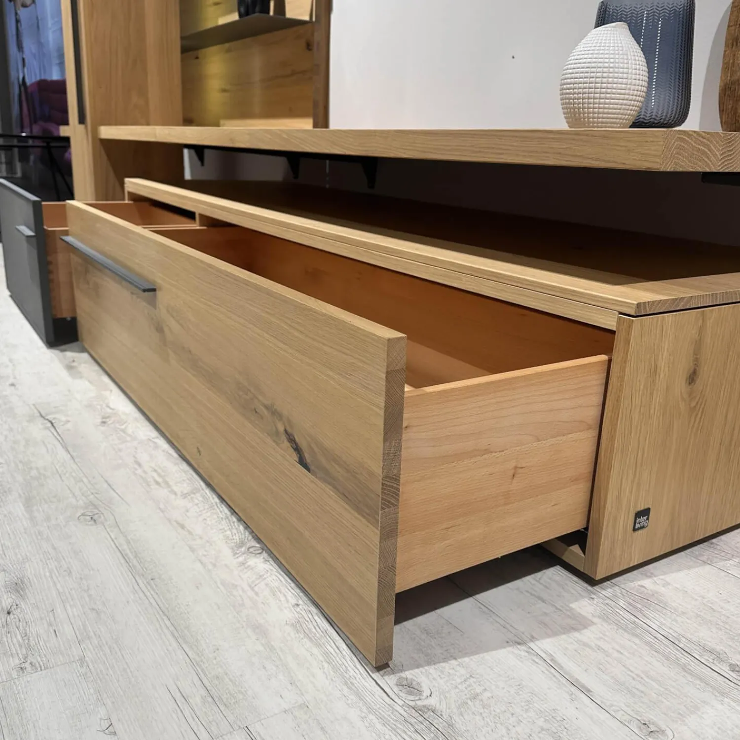 Voglauer Wohnwände & Tv-Lowboards|Wohnwand 2004 Wildeiche Rustiko Schwarz Und Echtholzfurnier Griff Aluminium Anthrazit Mit Beleuchtung