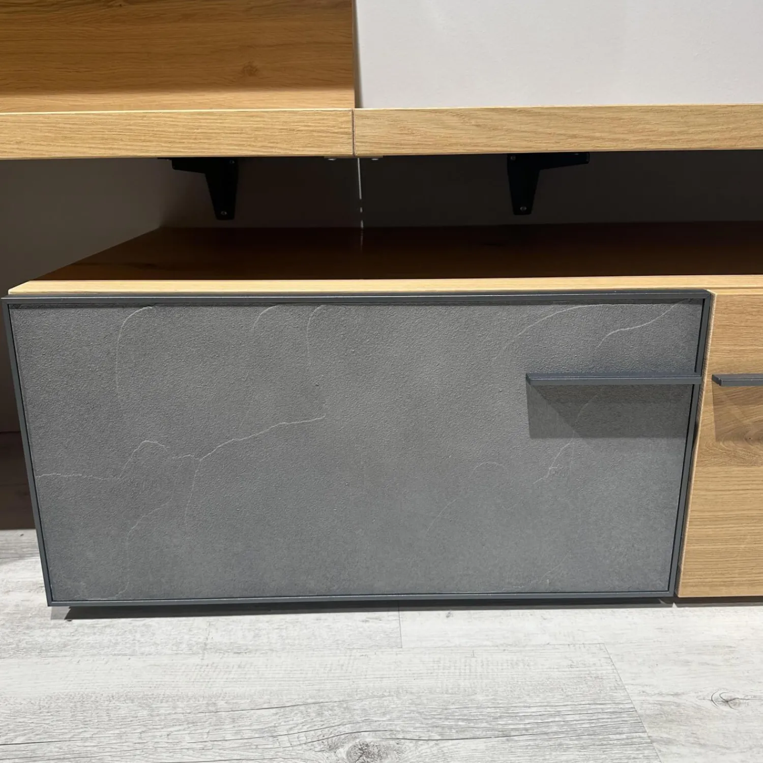 Voglauer Wohnwände & Tv-Lowboards|Wohnwand 2004 Wildeiche Rustiko Schwarz Und Echtholzfurnier Griff Aluminium Anthrazit Mit Beleuchtung