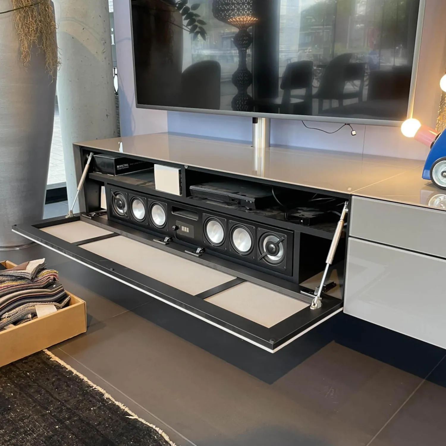 Spectral Smart Furniture Kommoden & Sideboards|Wohnwand Ameno Cement Glas Korpus CM Cement Satiniert Grau Weiß Inklusive TV Halterung Und Soundsystem Ohne Dekorationen