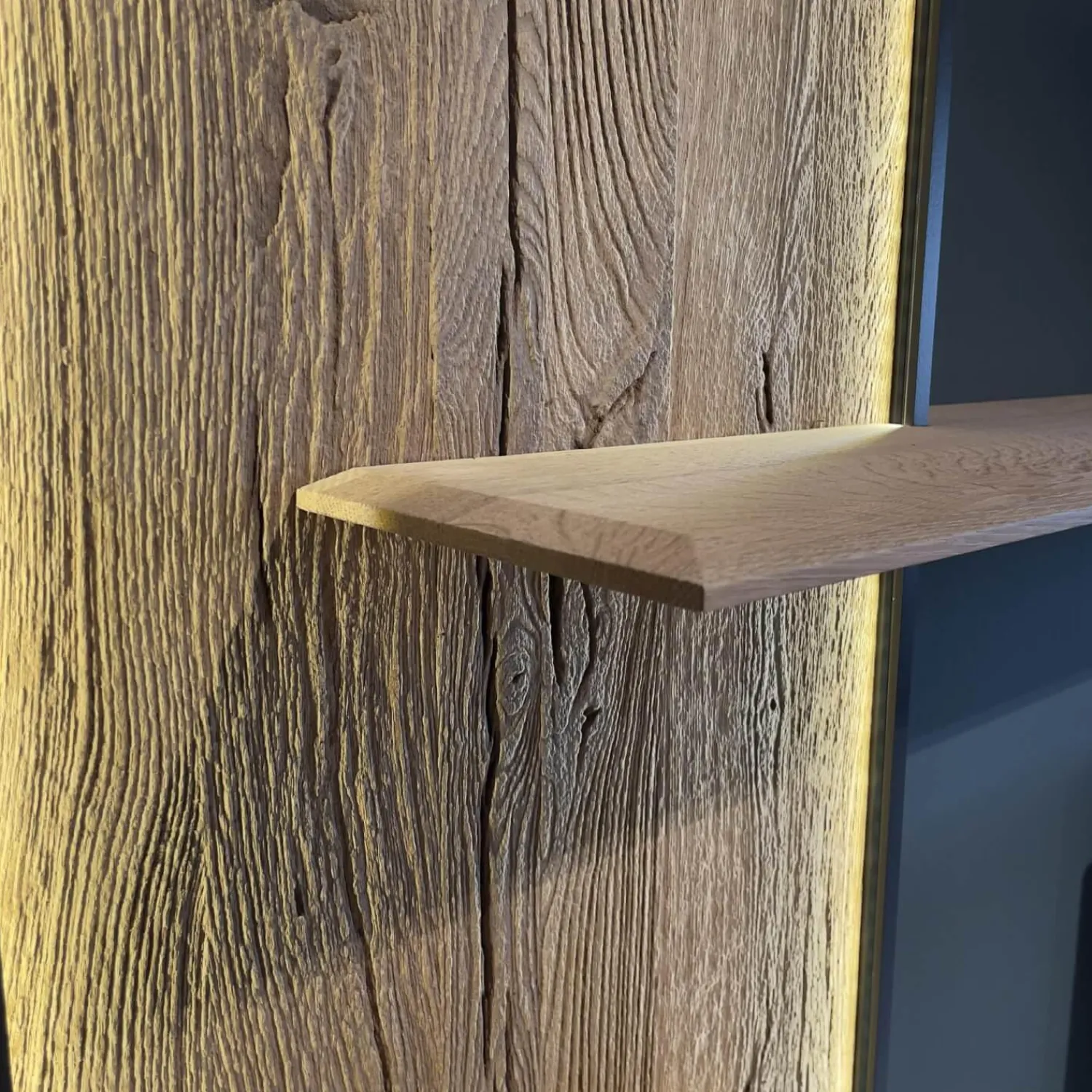 Hartmann Wohnwände & Tv-Lowboards|Wohnwand Benjo 7720W V20 Kerneiche Umato Sägerau Gebürstet Applikation Lack Weiß Mit Beleuchtung