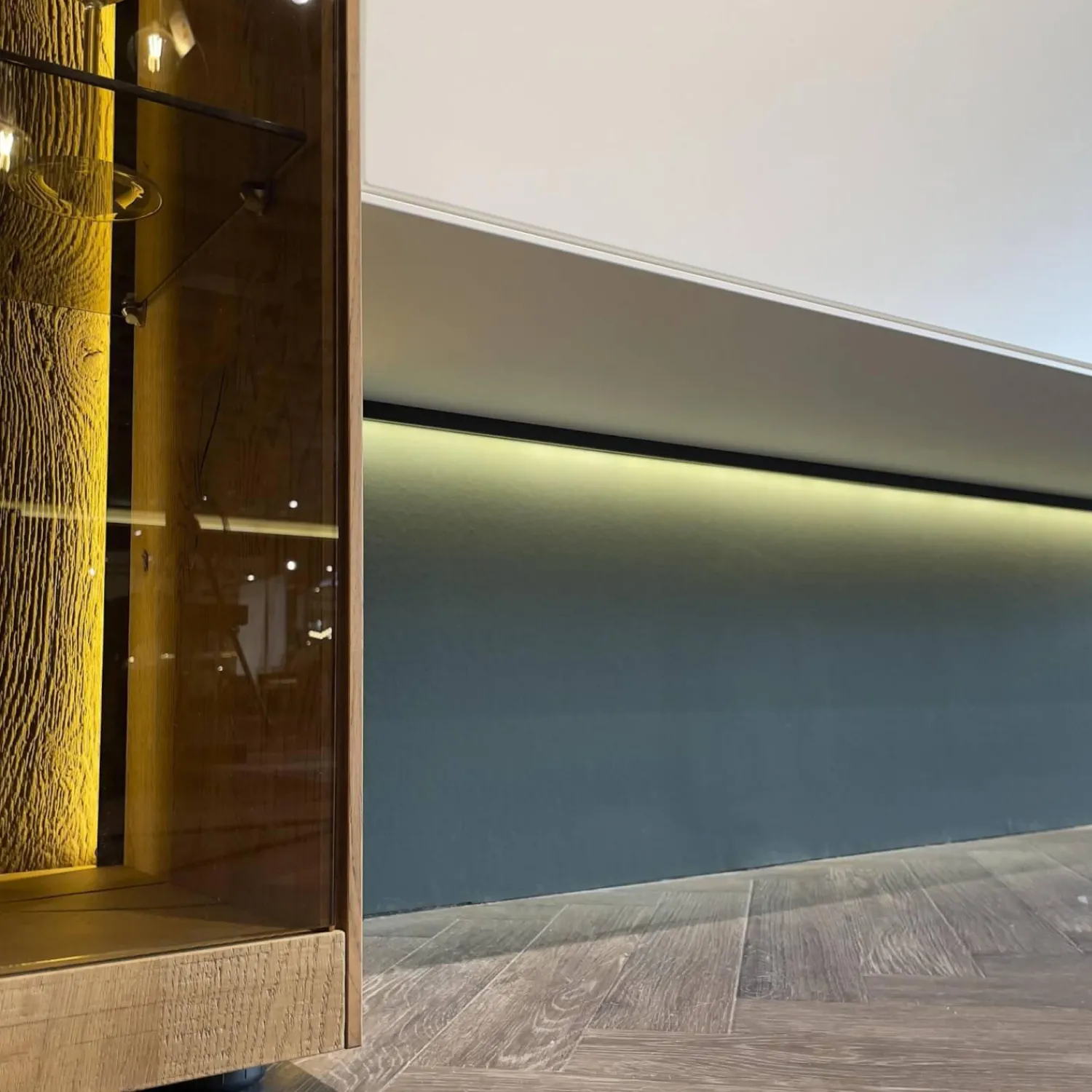 Hartmann Wohnwände & Tv-Lowboards|Wohnwand Benjo 7720W V20 Kerneiche Umato Sägerau Gebürstet Applikation Lack Weiß Mit Beleuchtung