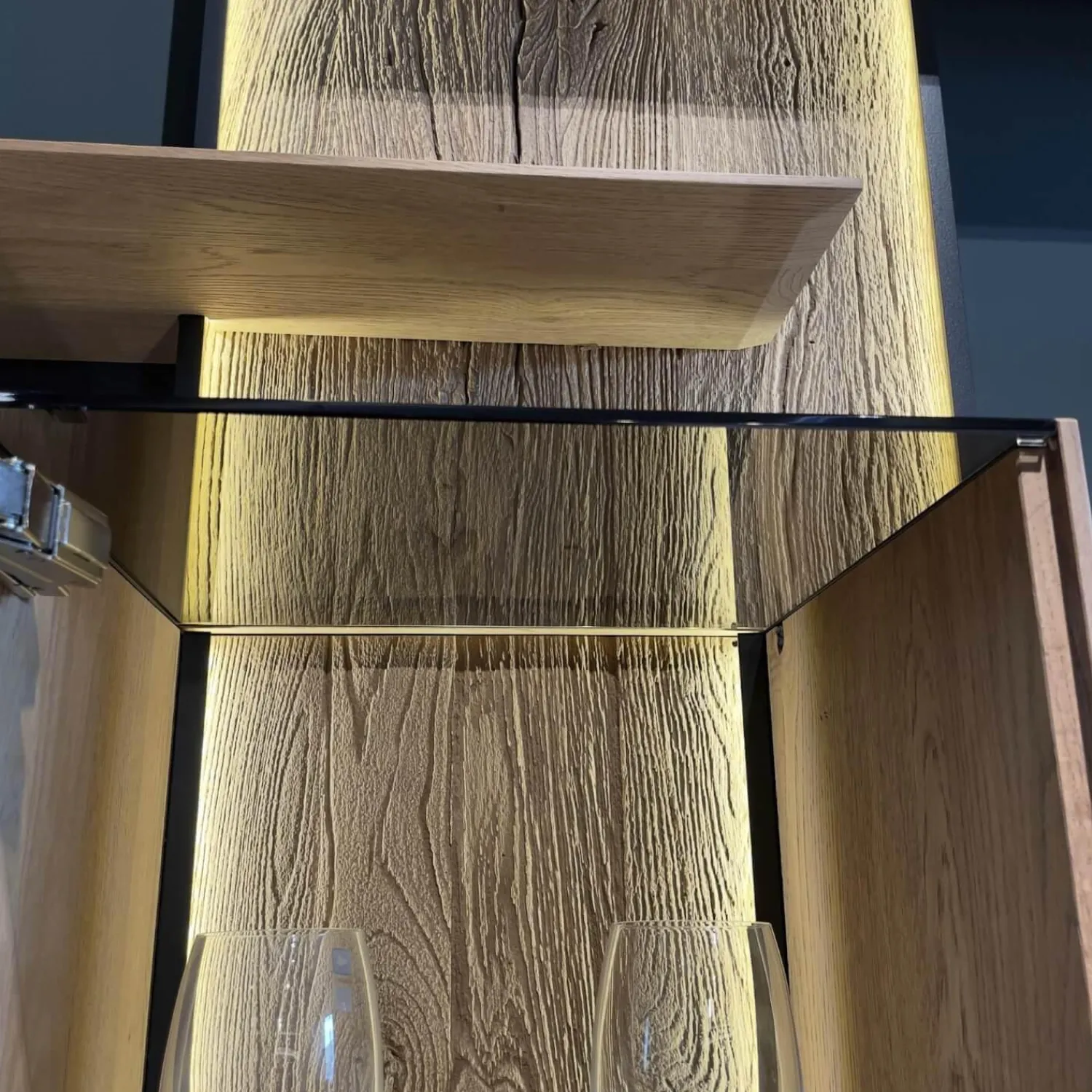 Hartmann Wohnwände & Tv-Lowboards|Wohnwand Benjo 7720W V20 Kerneiche Umato Sägerau Gebürstet Applikation Lack Weiß Mit Beleuchtung