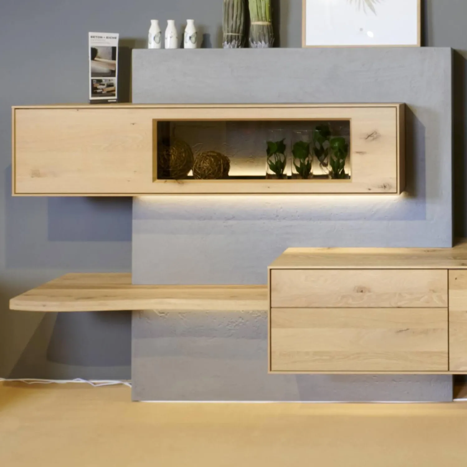 Hartmann Wohnwände & Tv-Lowboards|Wohnwand Brik Kerneiche Natur Massiv Akzente In Betonstein Inklusive 2 Wandleuchten