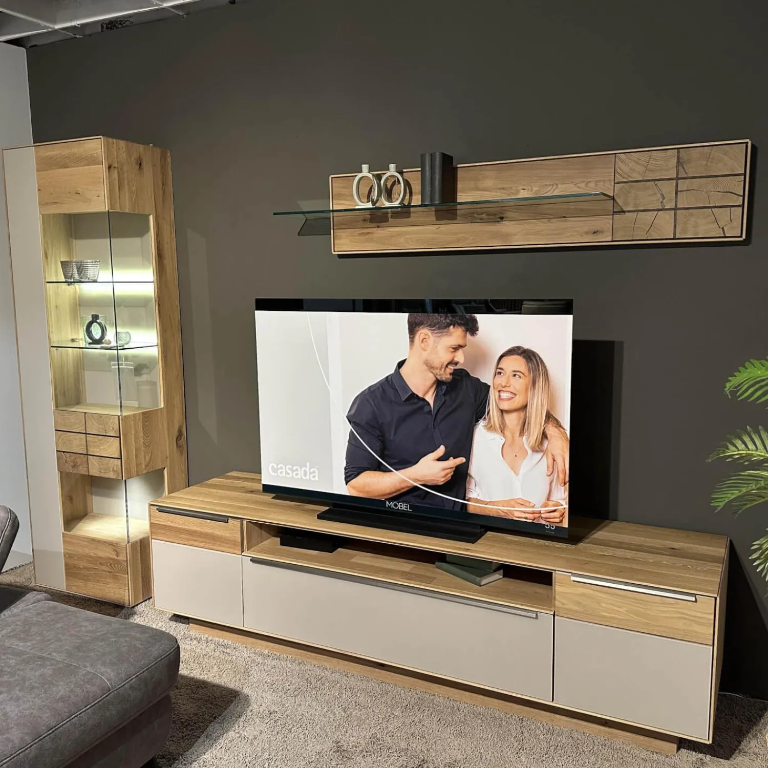 Decker Wohnwände & Tv-Lowboards|Wohnwand Carson Asteiche Massiv Bianco Geölt Akzent Glas Schlamm Grau Satiniert