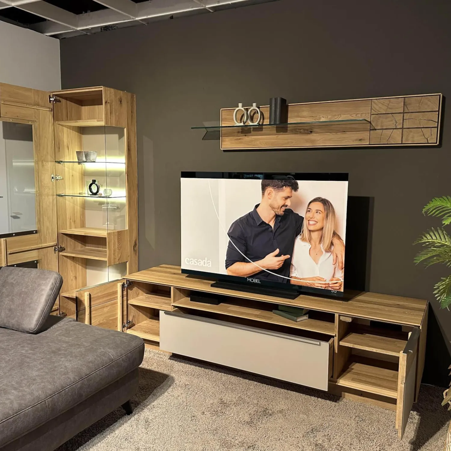 Decker Wohnwände & Tv-Lowboards|Wohnwand Carson Asteiche Massiv Bianco Geölt Akzent Glas Schlamm Grau Satiniert