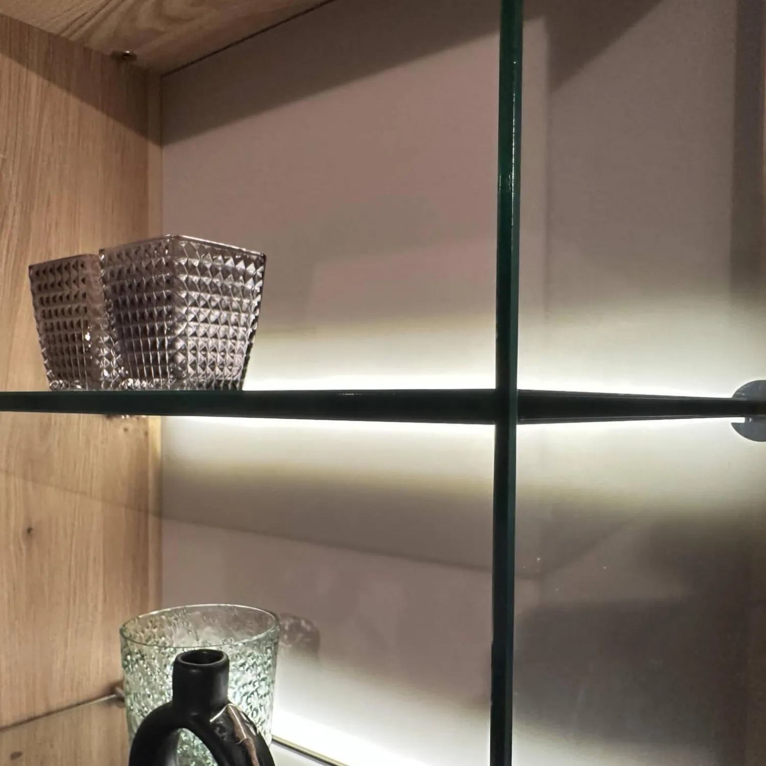 Decker Wohnwände & Tv-Lowboards|Wohnwand Carson Asteiche Massiv Bianco Geölt Akzent Glas Schlamm Grau Satiniert