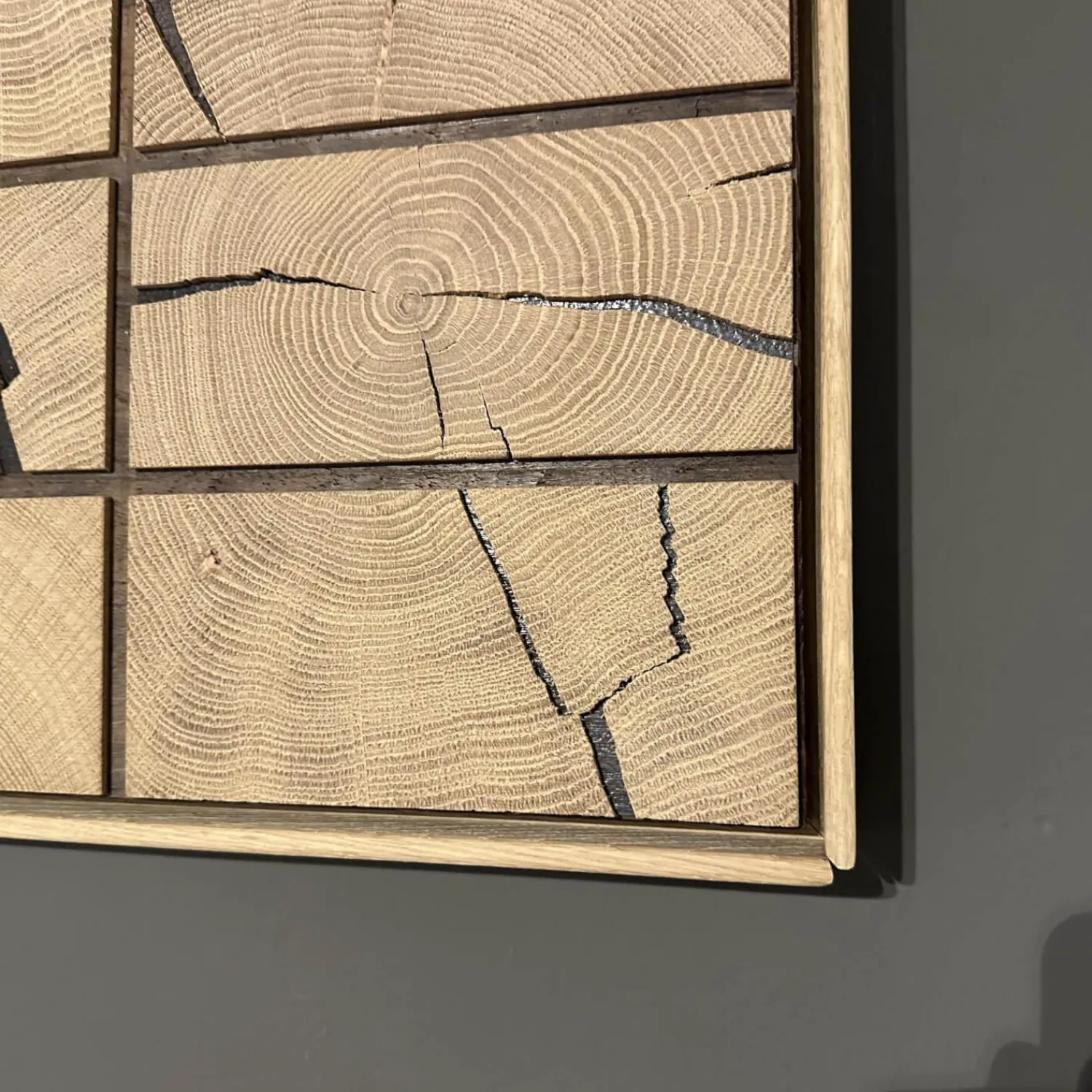 Decker Wohnwände & Tv-Lowboards|Wohnwand Carson Asteiche Massiv Bianco Geölt Akzent Glas Schlamm Grau Satiniert