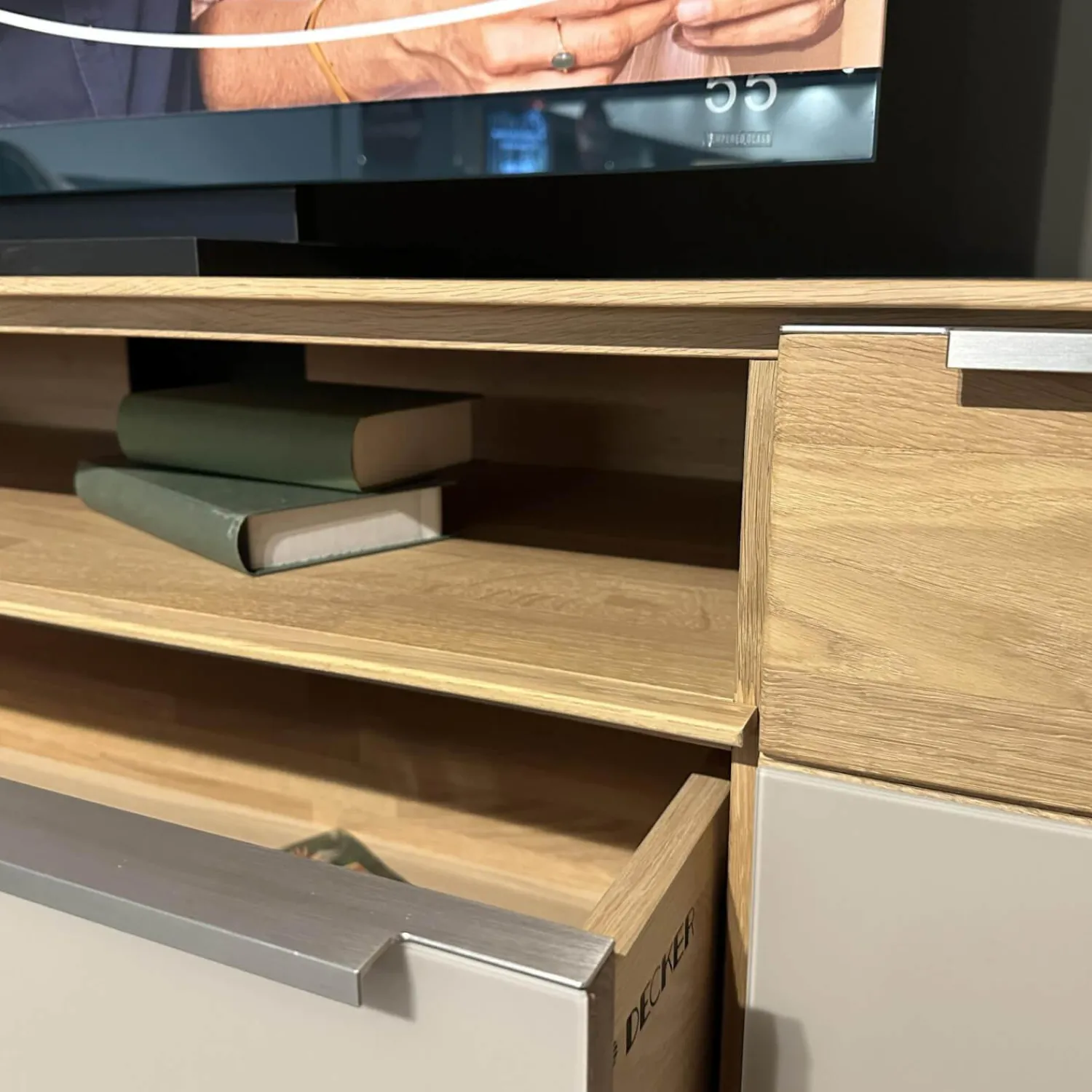 Decker Wohnwände & Tv-Lowboards|Wohnwand Carson Asteiche Massiv Bianco Geölt Akzent Glas Schlamm Grau Satiniert