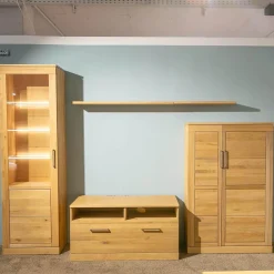 Wimmer Wohnwände & Tv-Lowboards|Wohnwand Casera 16 Rustikale Asteiche Hartwachsöl Bianco Geschliffen Klarglas Metallgriff Nickelfarbig Gebürstet Inklusive LED Beleuchtung