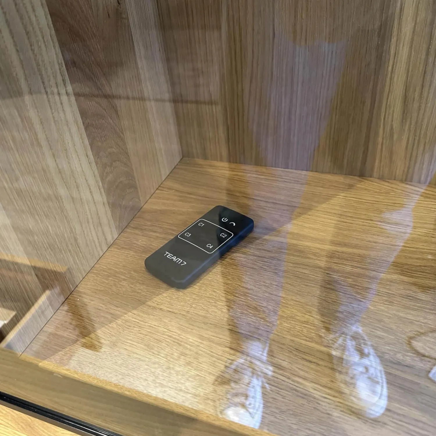 Team 7 Wohnwände & Tv-Lowboards|Wohnwand Cubus Eiche Naturöl Farbglas Hellgrau Matt mit Vitrinenbeleuchtung