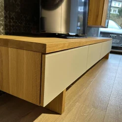 Team 7 Wohnwände & Tv-Lowboards|Wohnwand Cubus Eiche Naturöl Farbglas Hellgrau Matt mit Vitrinenbeleuchtung