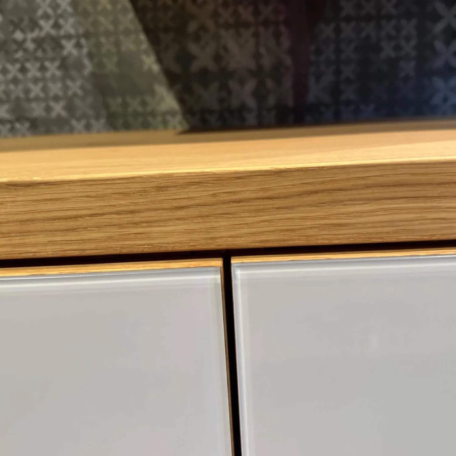 Team 7 Wohnwände & Tv-Lowboards|Wohnwand Cubus Eiche Naturöl Farbglas Hellgrau Matt mit Vitrinenbeleuchtung