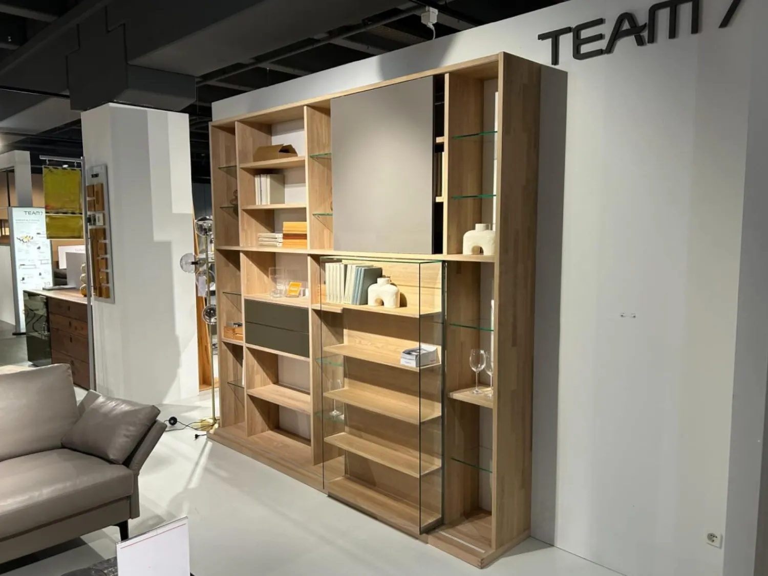 Team 7 Wohnwände & Tv-Lowboards|Wohnwand Cubus Eiche Weißöl Schiebetür Farbglas Taupe Grau Matt Klappgriffe Edelstahl