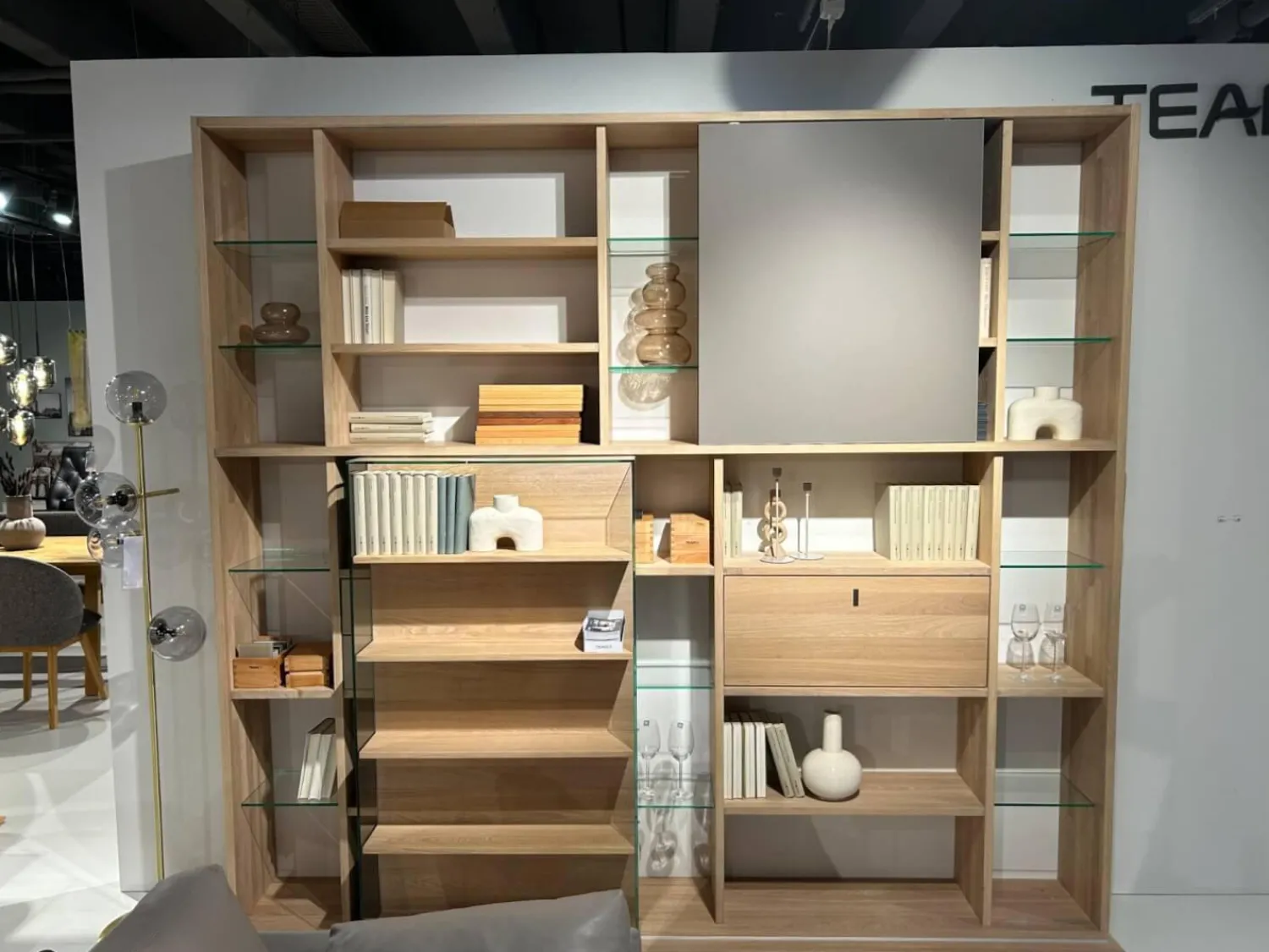 Team 7 Wohnwände & Tv-Lowboards|Wohnwand Cubus Eiche Weißöl Schiebetür Farbglas Taupe Grau Matt Klappgriffe Edelstahl