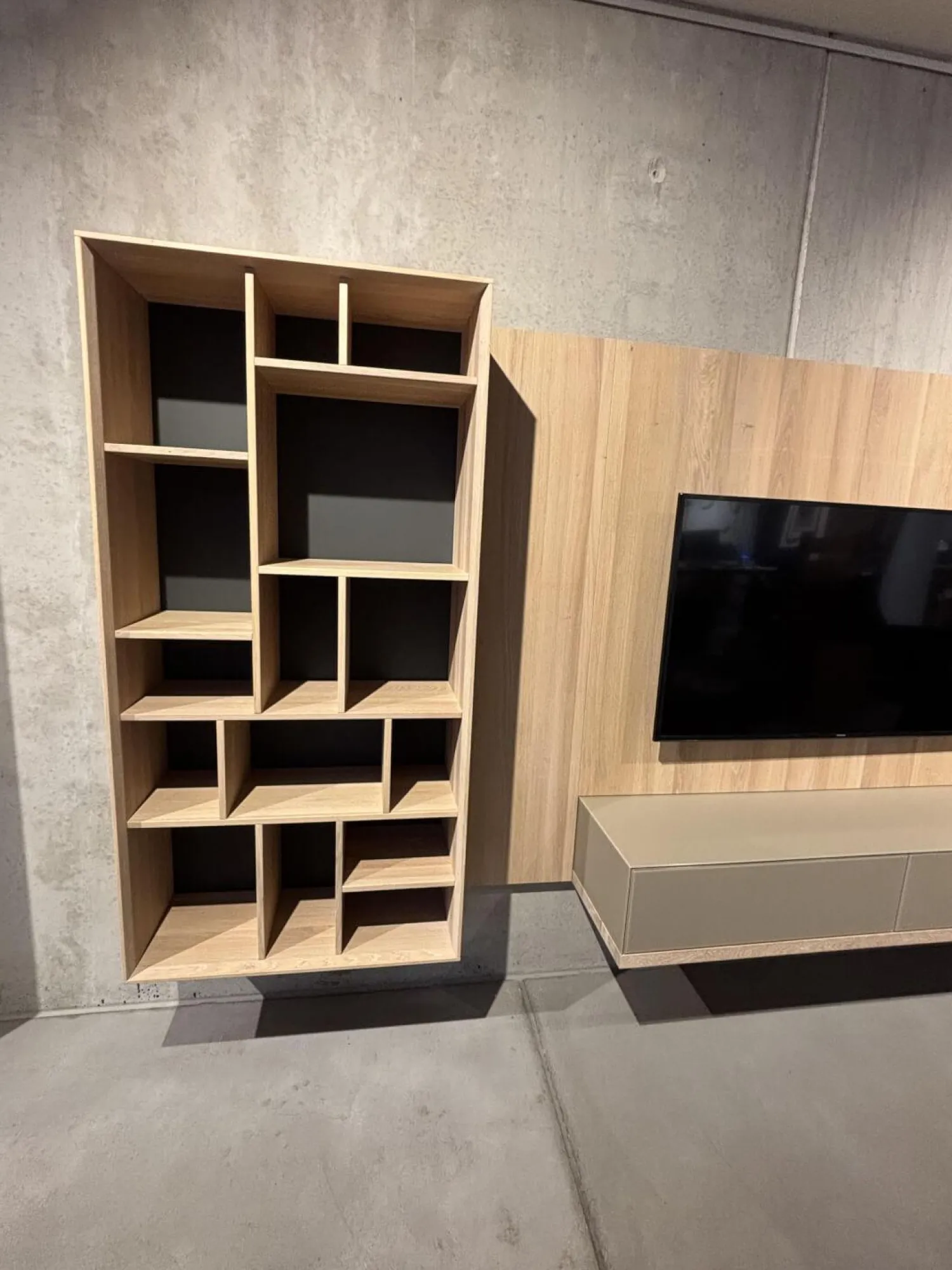 Team 7 Wohnwände & Tv-Lowboards|Wohnwand Cubus Pure 32 Eiche Weiß Geölt Farbglas In Naturweiß Kiesel Grau Und Graphitgrau Mit Beleuchtung Und TV-Halteplatte