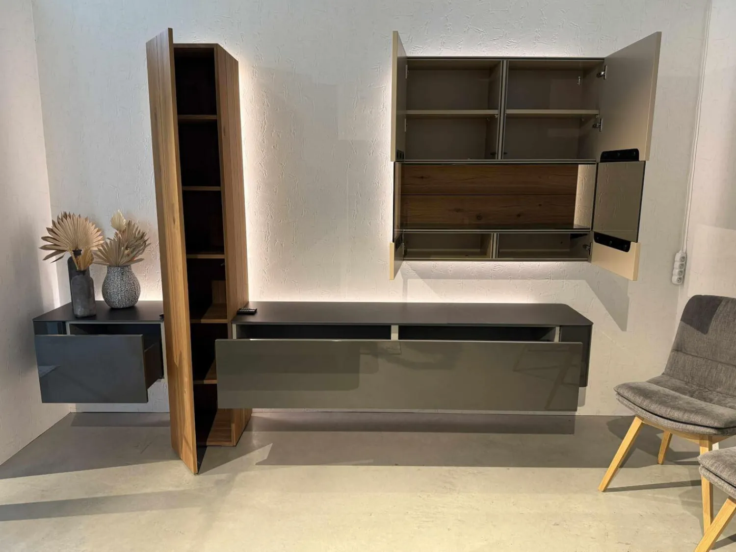 Hülsta Wohnwände & Tv-Lowboards|Wohnwand Gentis Lack HGL-Seidengrau eramik Storm Nero Kernnussbaum Naturstamm