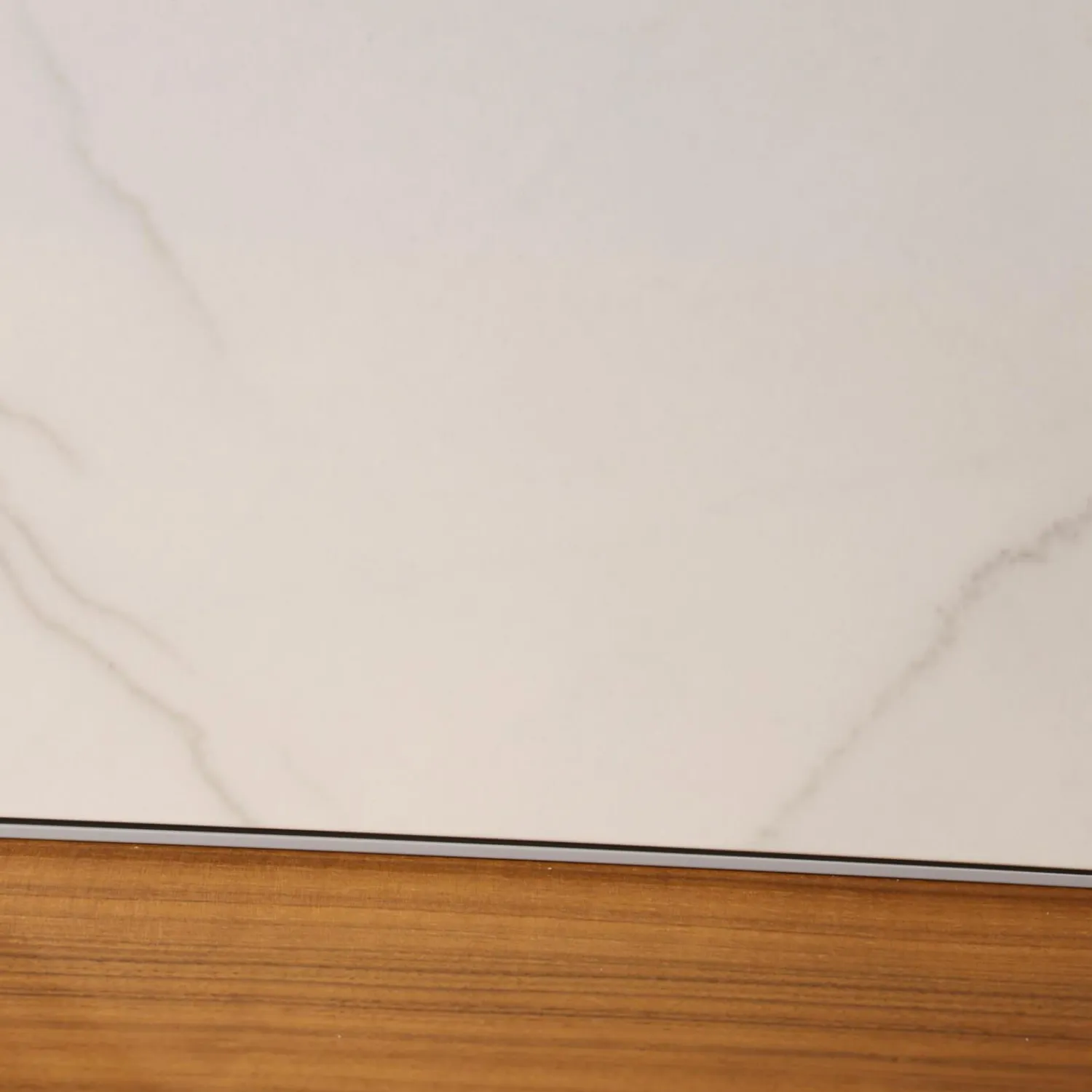 Presotto Wohnwände & Tv-Lowboards|Wohnwand I ModulART Lowbaord Nussbaum Canaletto Wandregal Blu Vinca Dunkelblau Rückwand Marmor Calacatta