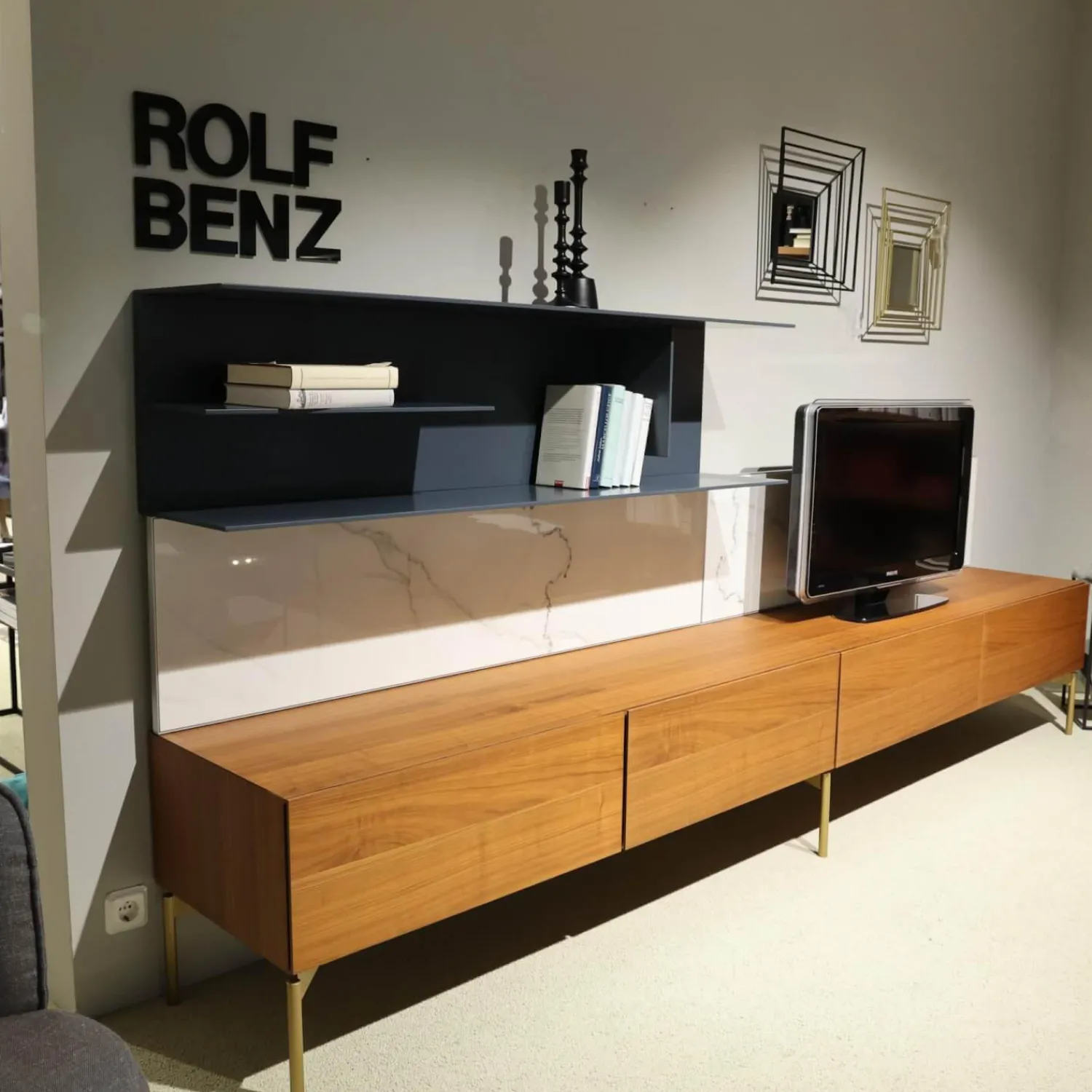 Presotto Wohnwände & Tv-Lowboards|Wohnwand I ModulART Lowbaord Nussbaum Canaletto Wandregal Blu Vinca Dunkelblau Rückwand Marmor Calacatta