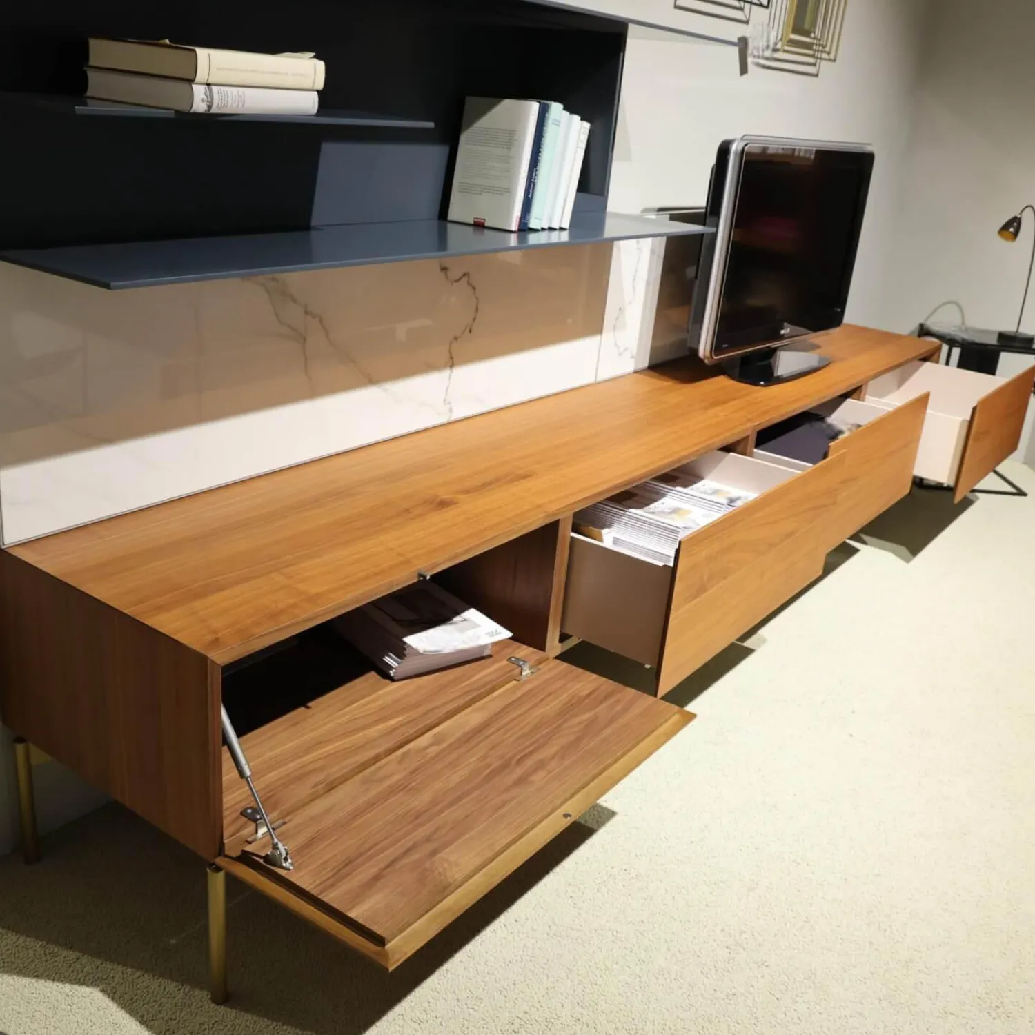 Presotto Wohnwände & Tv-Lowboards|Wohnwand I ModulART Lowbaord Nussbaum Canaletto Wandregal Blu Vinca Dunkelblau Rückwand Marmor Calacatta