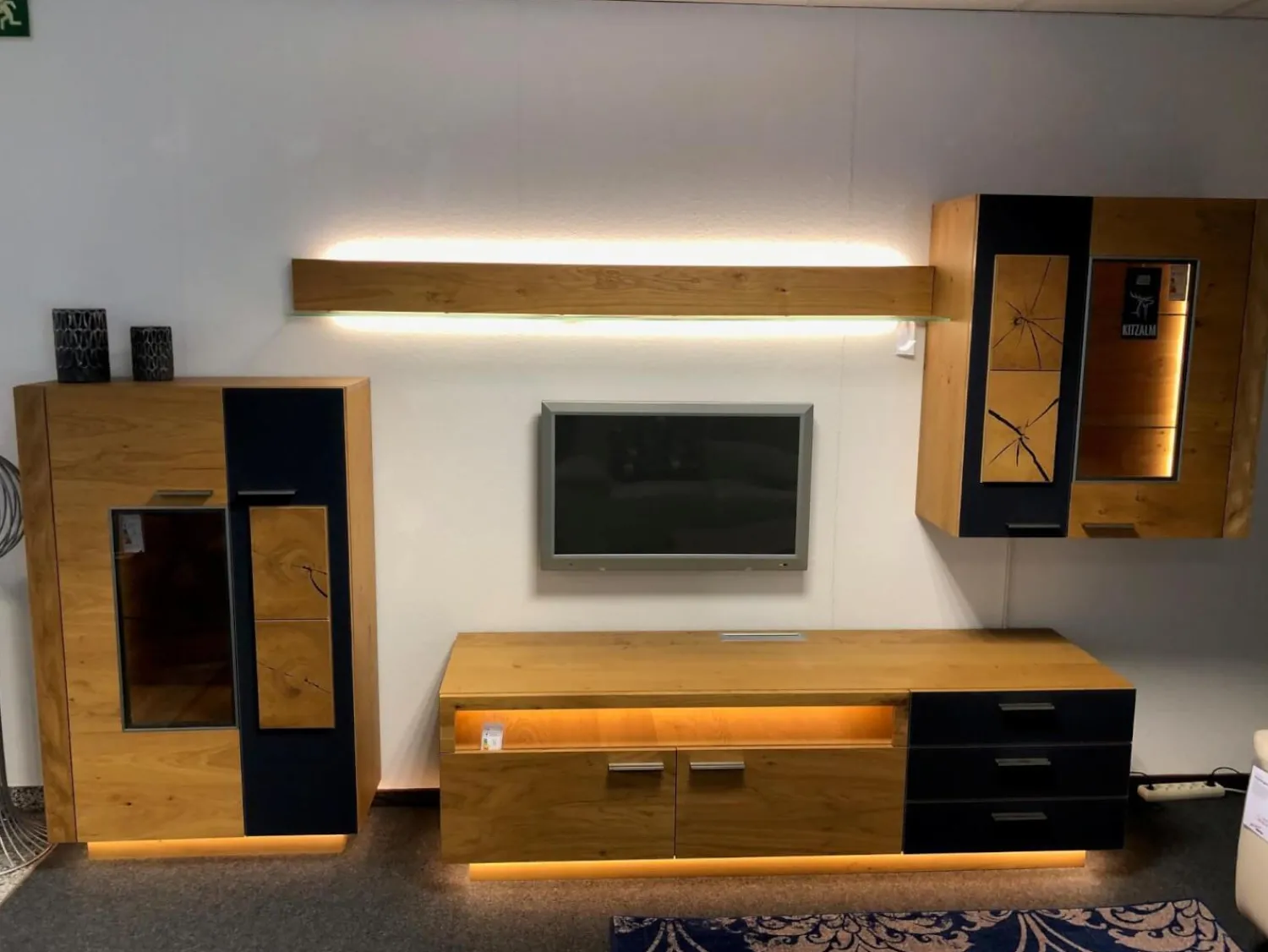 Schröder Franz Wohnwände & Tv-Lowboards|Wohnwand Kitzalm Solid Plus K050 Kernasteiche Natur Furniert Gebürstet Akzentglas Schiefer Grau Inklusive Beleuchtung