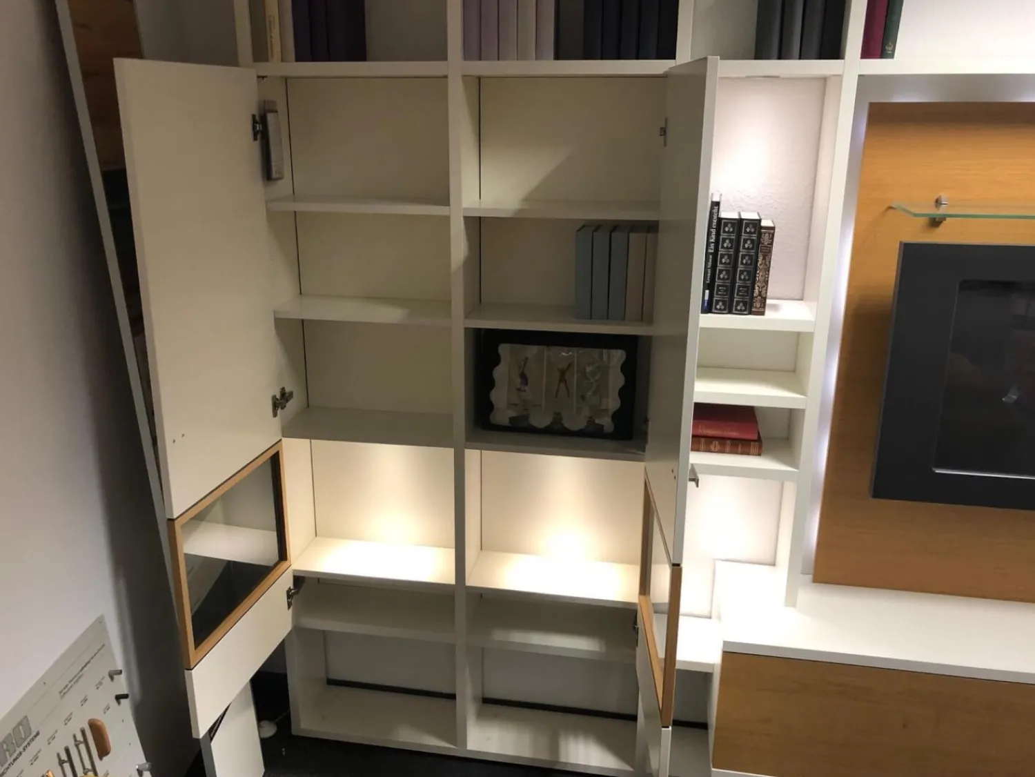 IRO Wohnwände & Tv-Lowboards|Wohnwand Leto Lack Weiß Wildeiche Furniert mit Beleuchtung