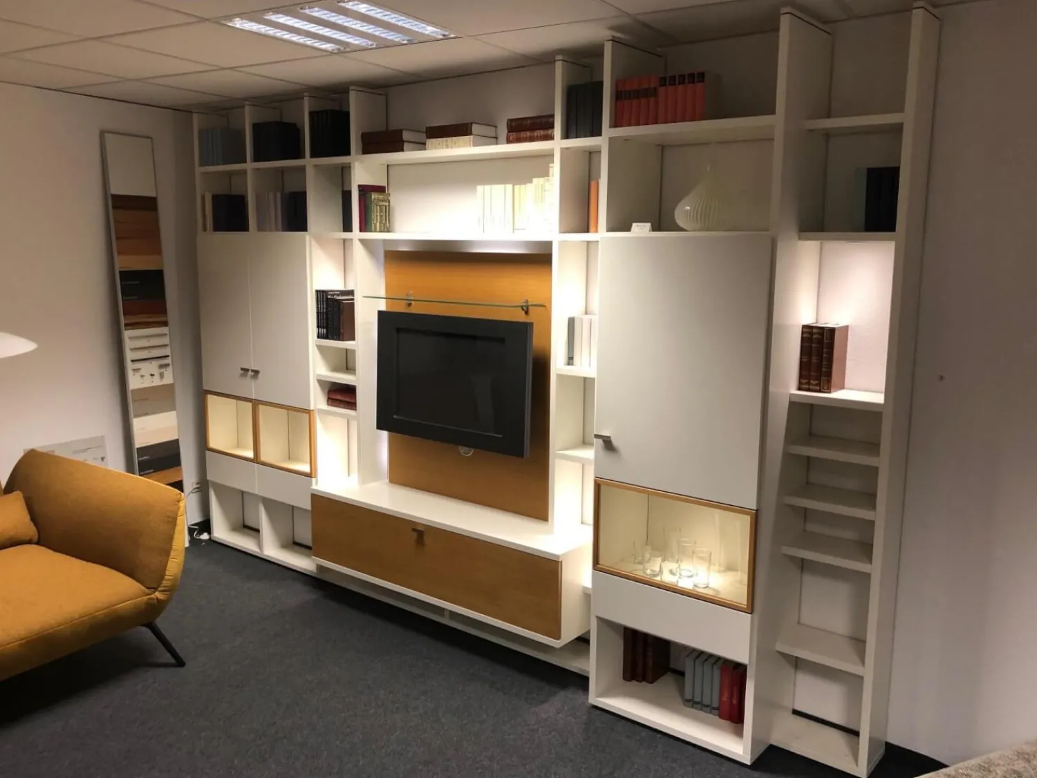 IRO Wohnwände & Tv-Lowboards|Wohnwand Leto Lack Weiß Wildeiche Furniert mit Beleuchtung