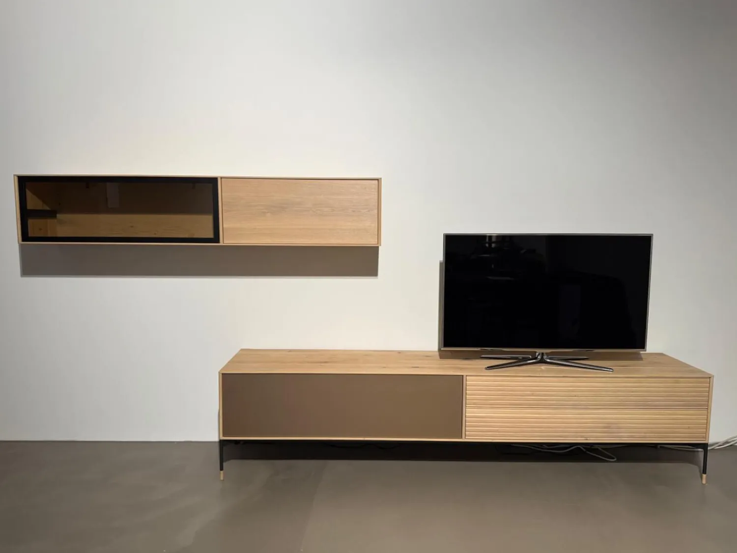 Anrei Wohnwände & Tv-Lowboards|Wohnwand Lina Asteiche Gebürstet Weiß Geölt Akzente Glas Bronze Matt Metallgestell Schwarz Inklusive LED Beleuchtung