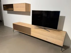 Anrei Wohnwände & Tv-Lowboards|Wohnwand Lina Asteiche Gebürstet Weiß Geölt Akzente Glas Bronze Matt Metallgestell Schwarz Inklusive LED Beleuchtung