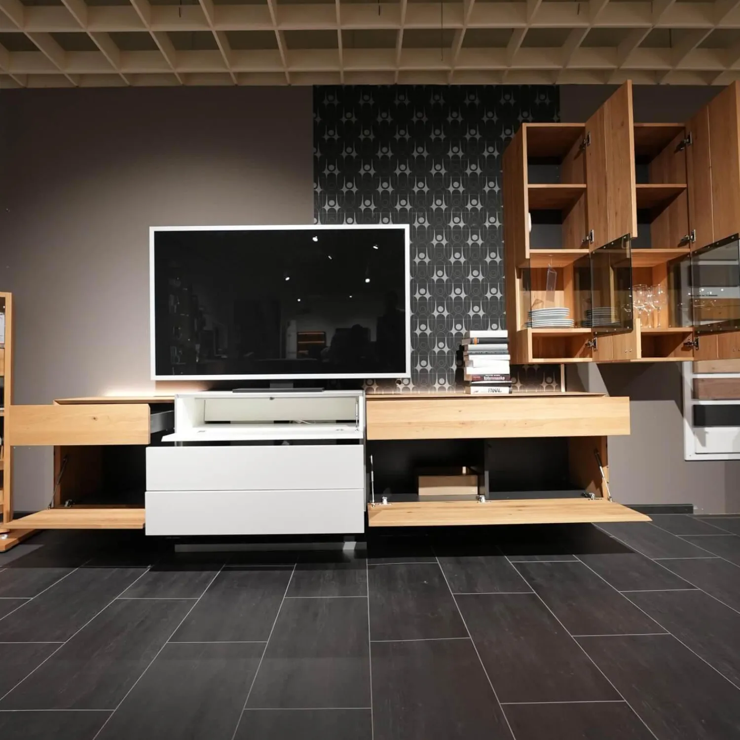 Die Hausmarke Wohnwände & Tv-Lowboards|Wohnwand Media Design 580004-352 Asteiche Hell Massiv Lichtgrau Braun