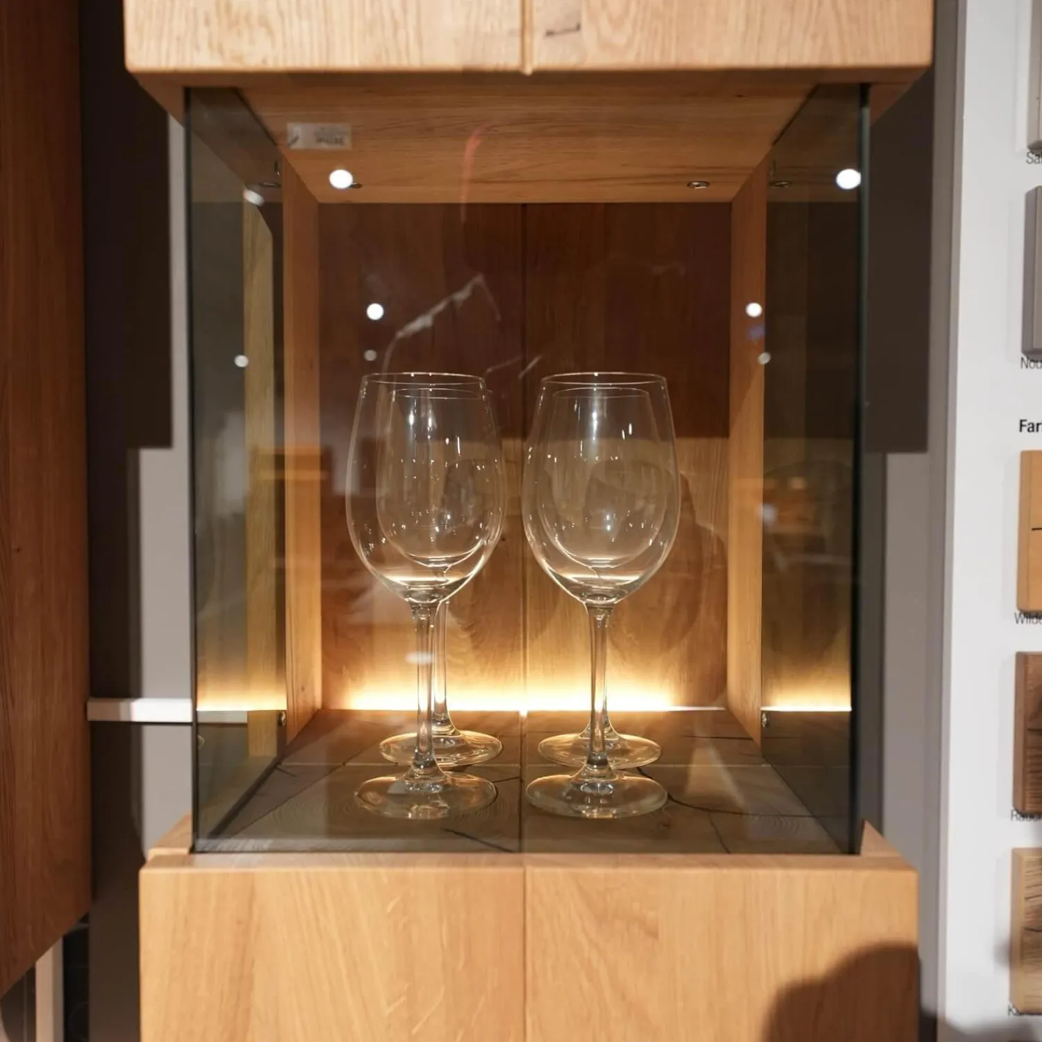 Die Hausmarke Wohnwände & Tv-Lowboards|Wohnwand Media Design 580004-352 Asteiche Hell Massiv Lichtgrau Braun