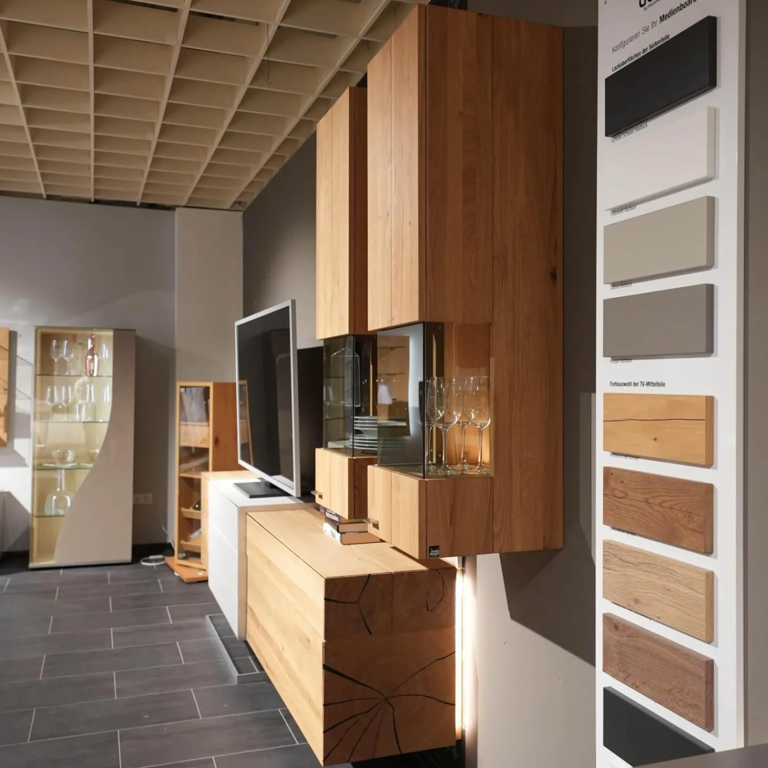 Die Hausmarke Wohnwände & Tv-Lowboards|Wohnwand Media Design 580004-352 Asteiche Hell Massiv Lichtgrau Braun