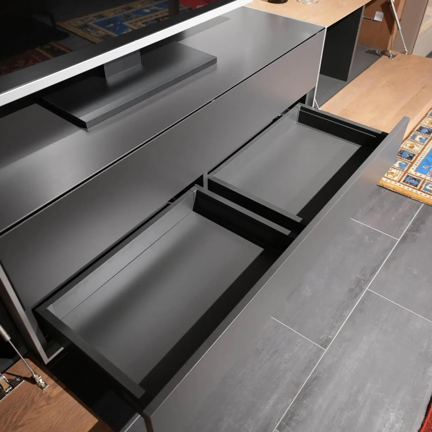 Die Hausmarke Wohnwände & Tv-Lowboards|Wohnwand Media Design 5800001-343 Raucheiche Massiv Lackfarbton Schiefer Schwarz