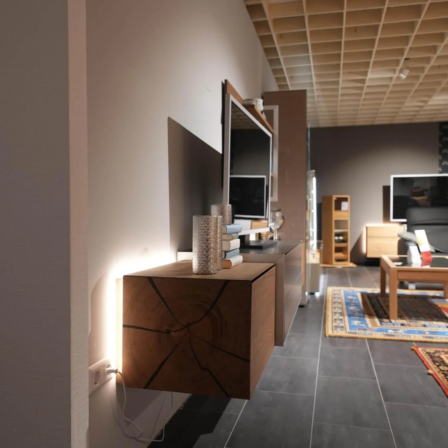 Die Hausmarke Wohnwände & Tv-Lowboards|Wohnwand Media Design 5800001-343 Raucheiche Massiv Lackfarbton Schiefer Schwarz