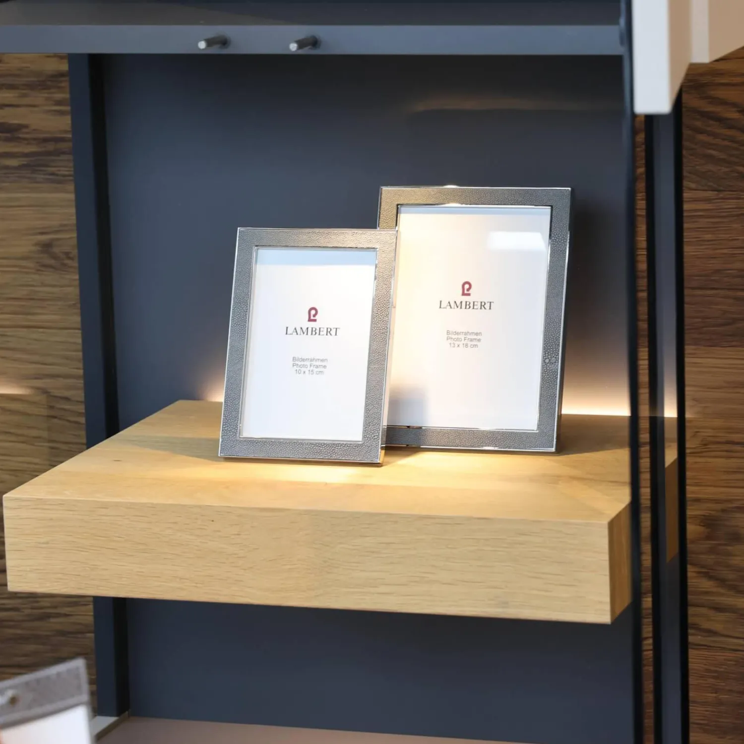 Loddenkemper Wohnwände & Tv-Lowboards|Wohnwand Minos Lack Kristallgrau Matt Absetzung Balkeneiche Mit Glaseinsatz Und LED Beleuchtung Ohne Dekoration