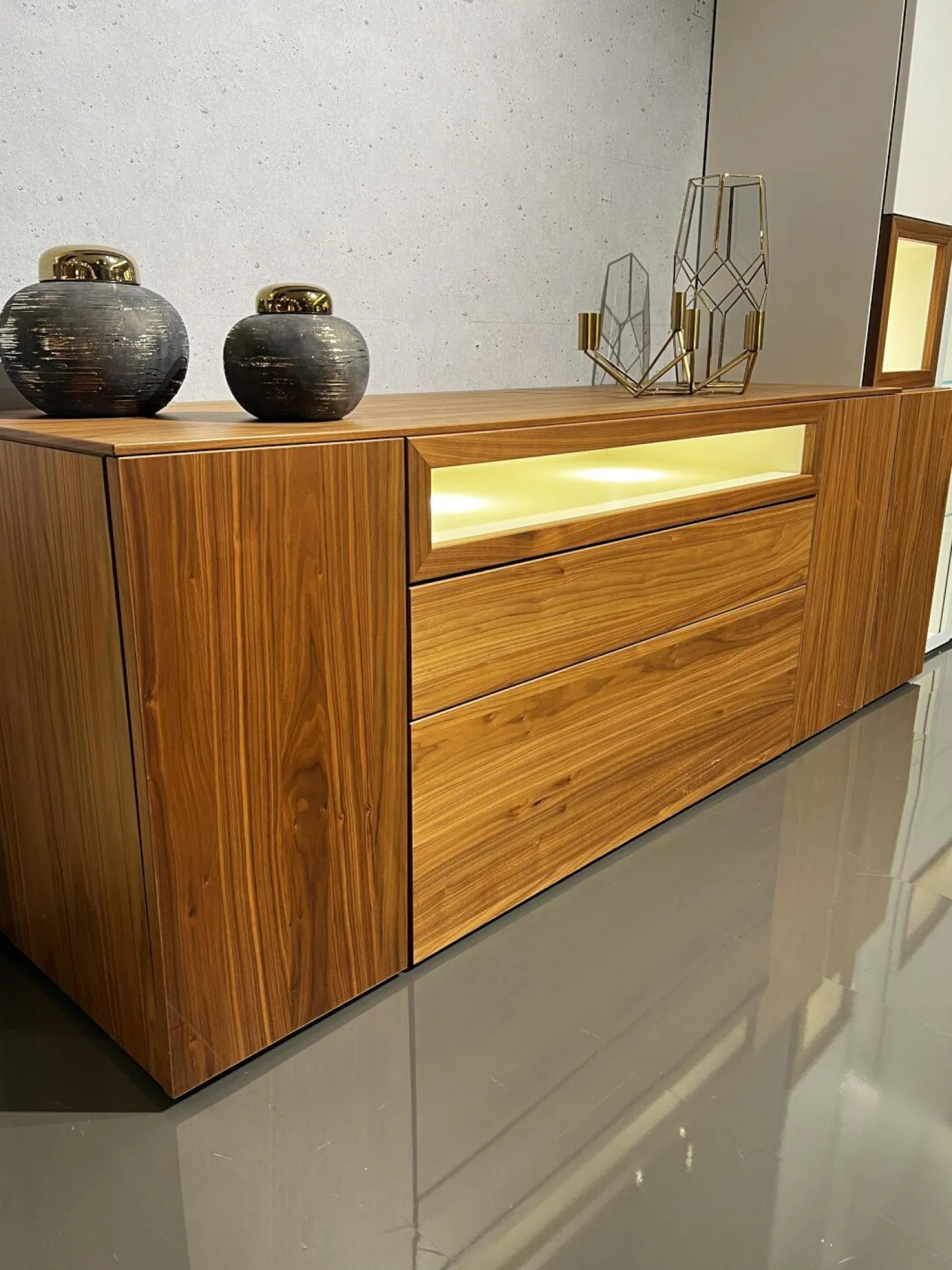 Hülsta Wohnwände & Tv-Lowboards|Wohnwand Neo Kernnussbaum Und Lack Reinweiss Mit Hinterlackiertem Glas Inklusive Beleuchtung