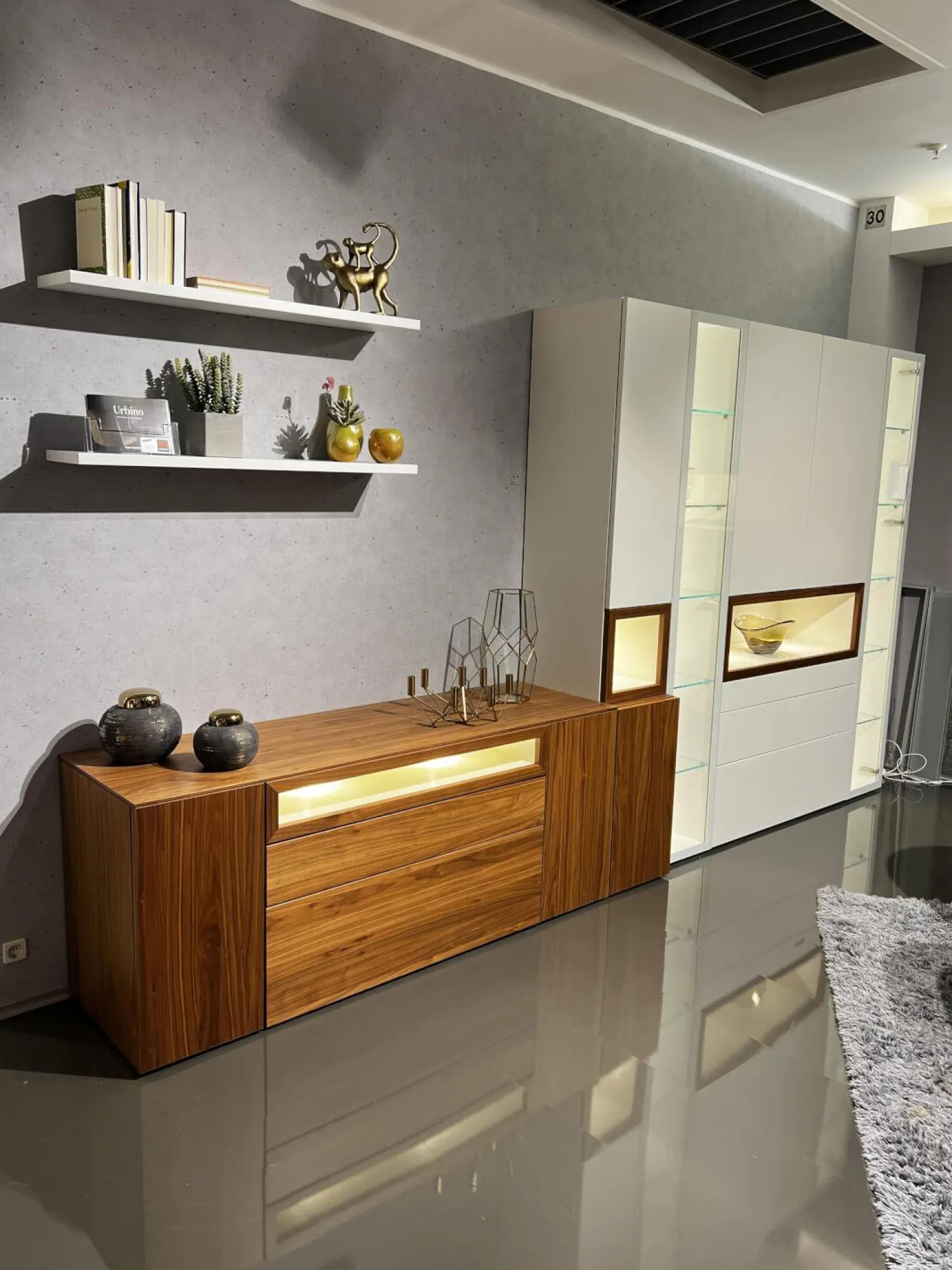 Hülsta Wohnwände & Tv-Lowboards|Wohnwand Neo Kernnussbaum Und Lack Reinweiss Mit Hinterlackiertem Glas Inklusive Beleuchtung