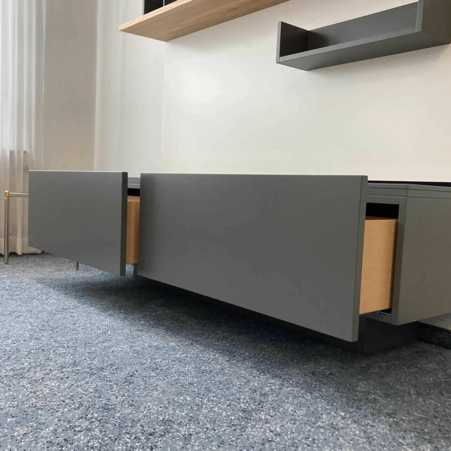 Priel Wohnwände & Tv-Lowboards|Wohnwand Pesaro Dunkelgrau Kernesche mit Beleuchtung