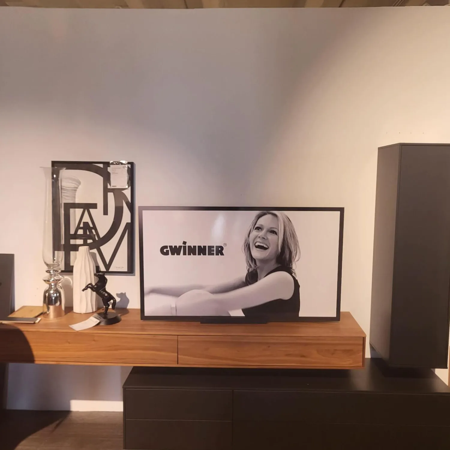 Paul Lindberg Wohnwände & Tv-Lowboards|Wohnwand pl.Cera Lack Seidenmatt Anthrazit Absetzung Nussbaum Natur Geplankt Fronten Keramik Nero Zimbabwe