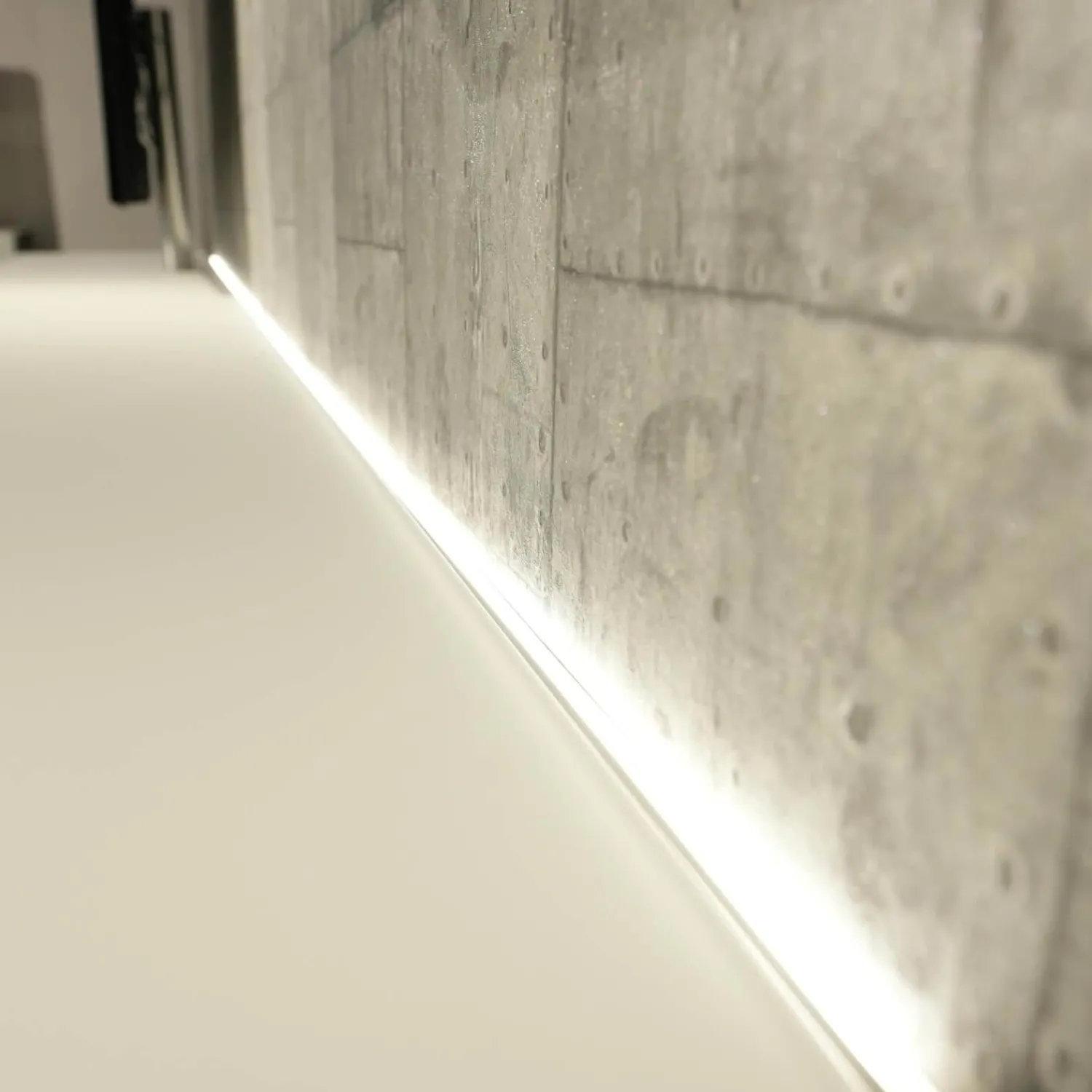 Spectral Smart Furniture Wohnwände & Tv-Lowboards|Wohnwand Scala Glasoberfläche Snow Weiß Satiniert Stofffront SF Silber Mit Soundsystem Und Beleuchtung